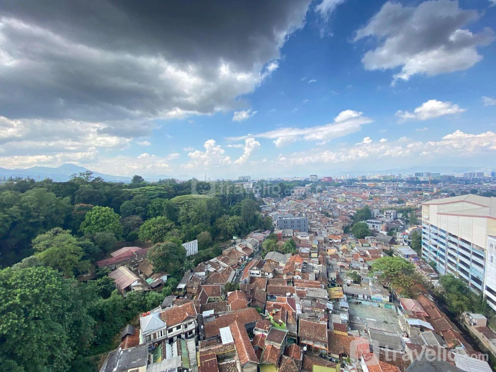 Property building in Quite 2BR Apartment AC in Living Room at The Jarrdin Cihampelas By Travelio