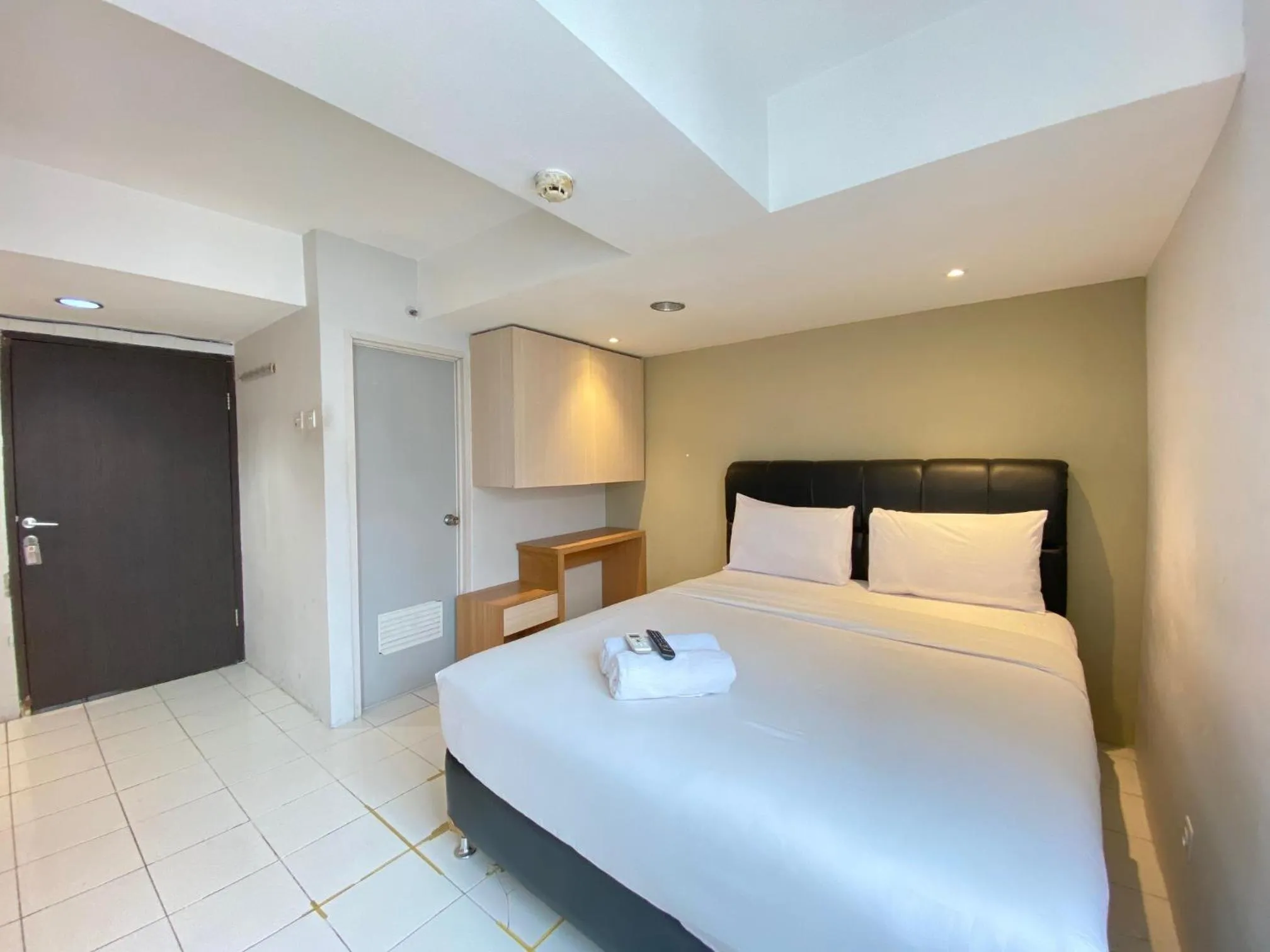 Bed in Spacious Studio Apartment at Jarrdin Cihampelas By Travelio