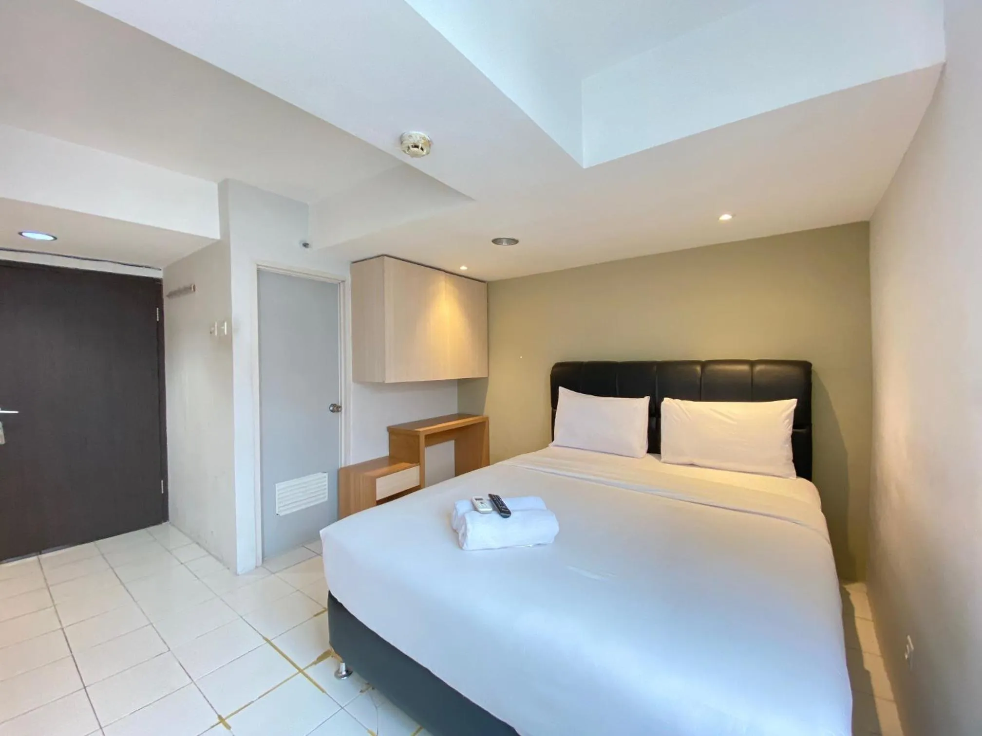 Bed in Spacious Studio Apartment at Jarrdin Cihampelas By Travelio