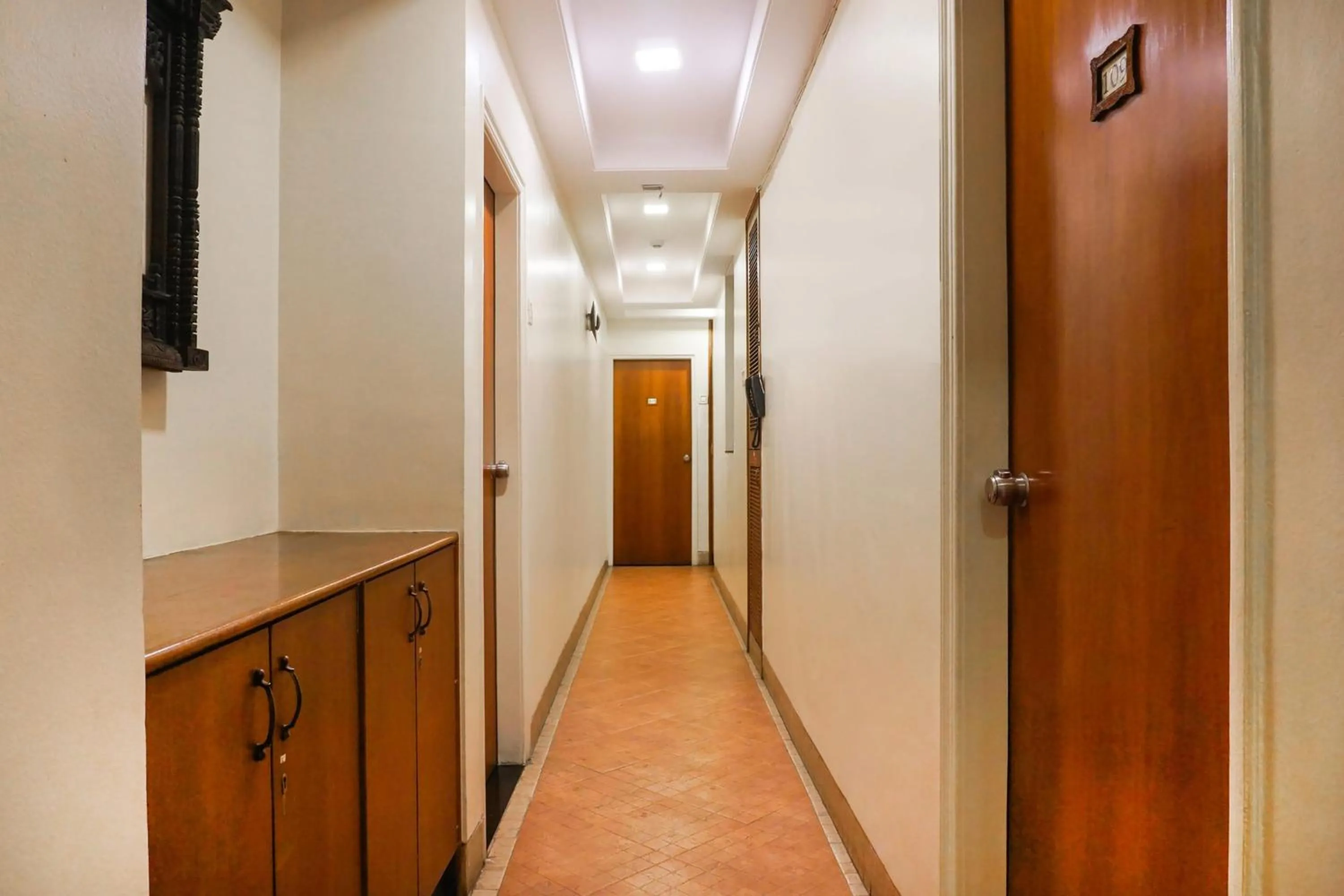 Lobby or reception in Super Townhouse Oak Prabhat Road