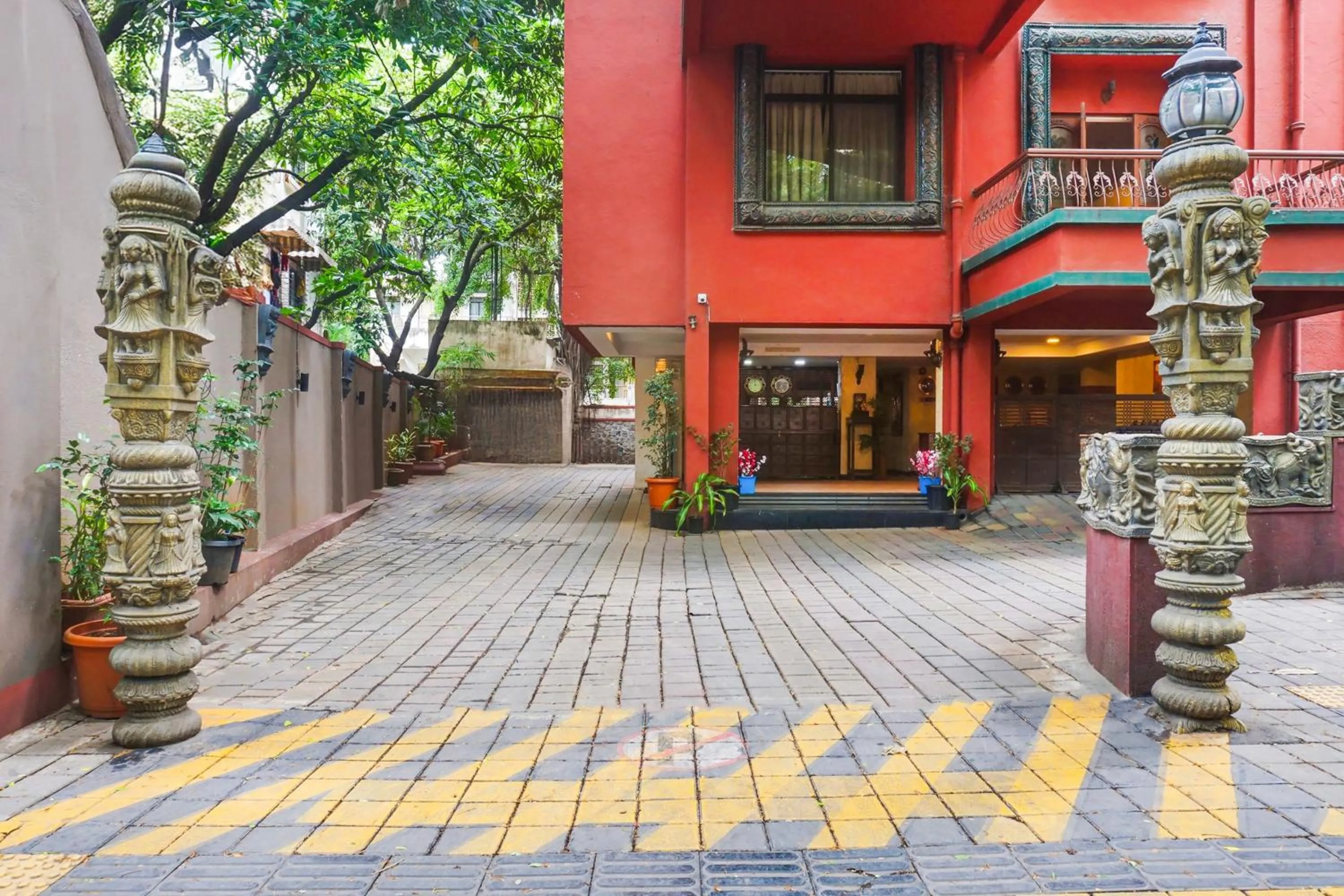 Facade/entrance in Super Townhouse Oak Prabhat Road