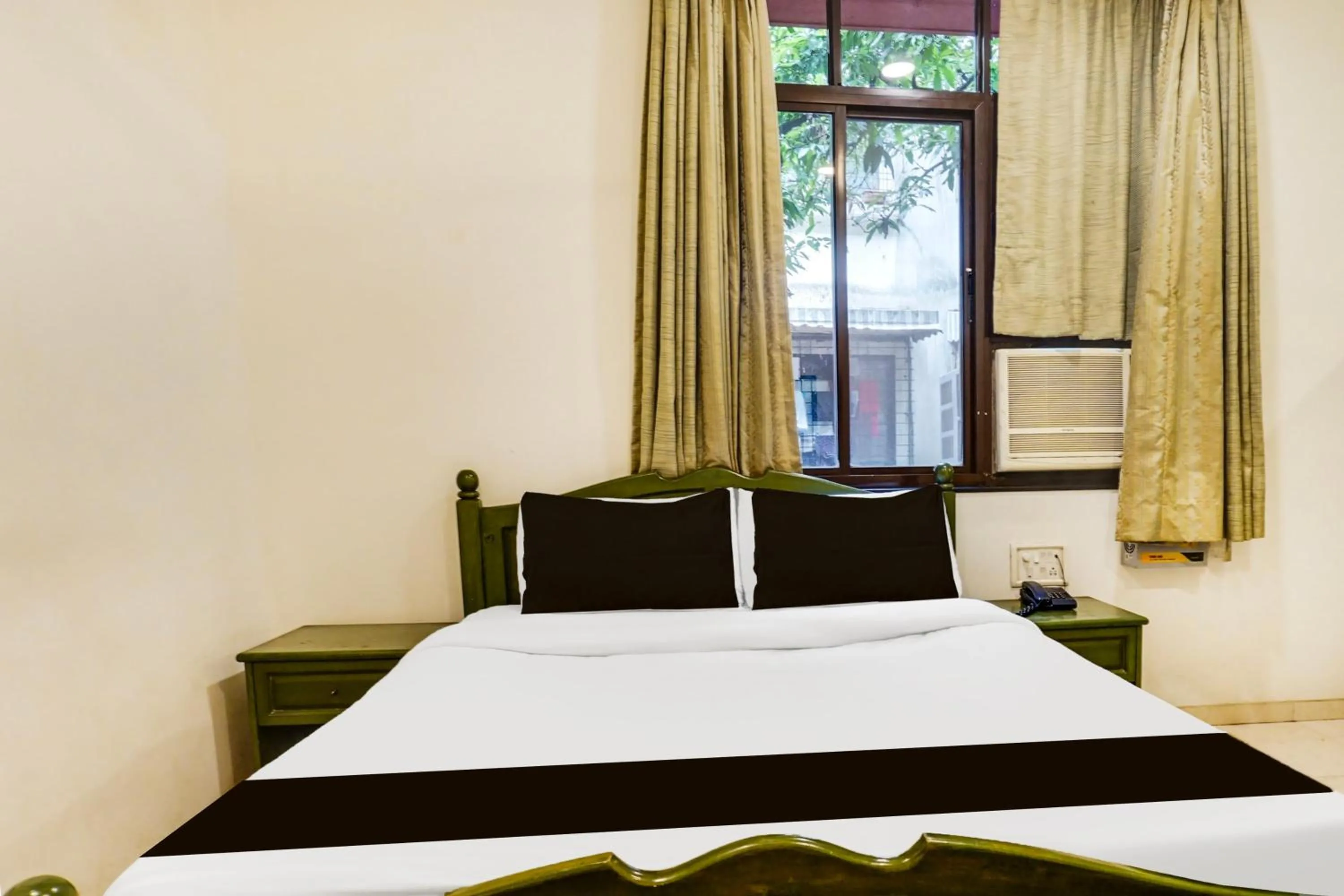 Bedroom, Bed in Super Townhouse Oak Prabhat Road