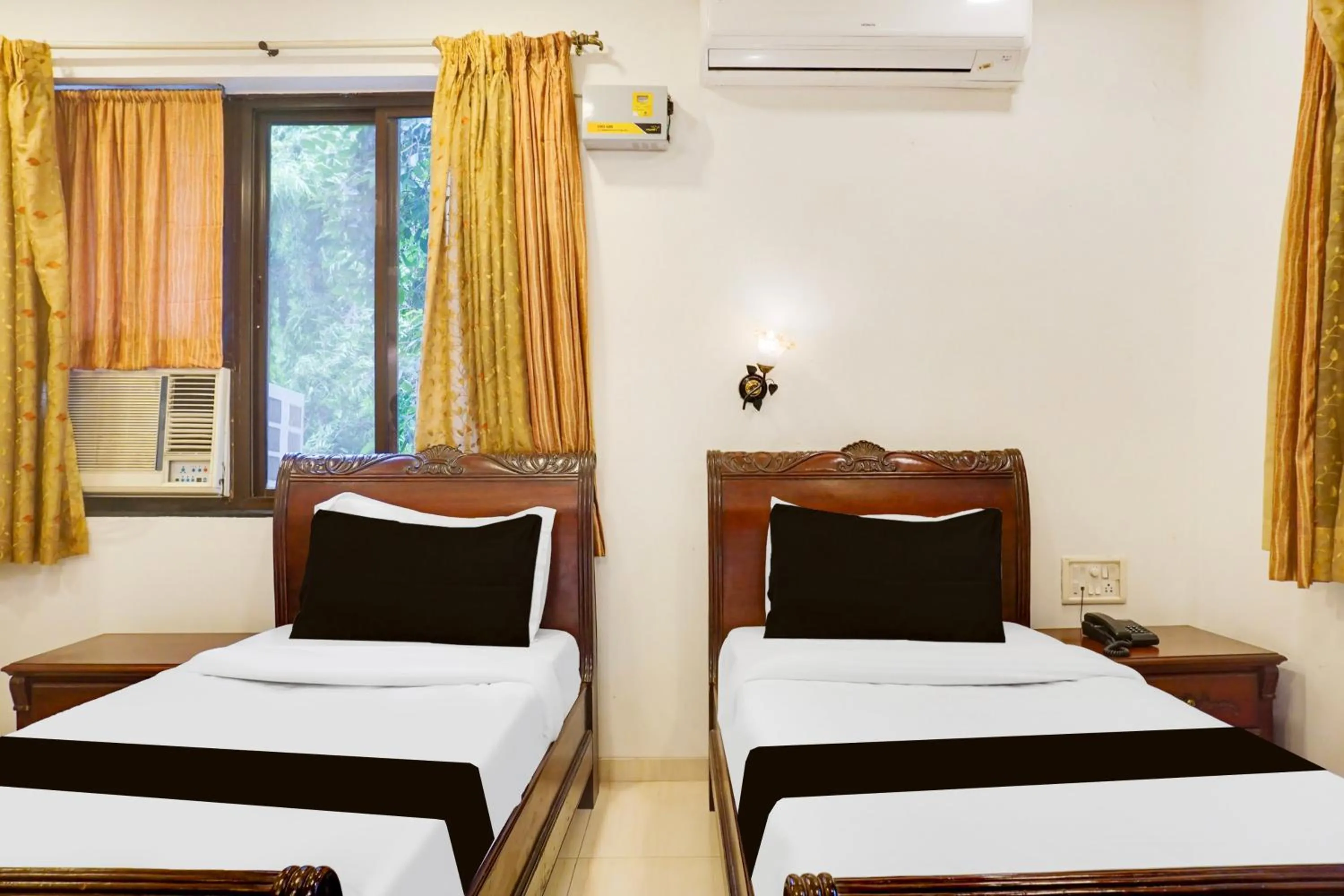 Bedroom, Bed in Super Townhouse Oak Prabhat Road