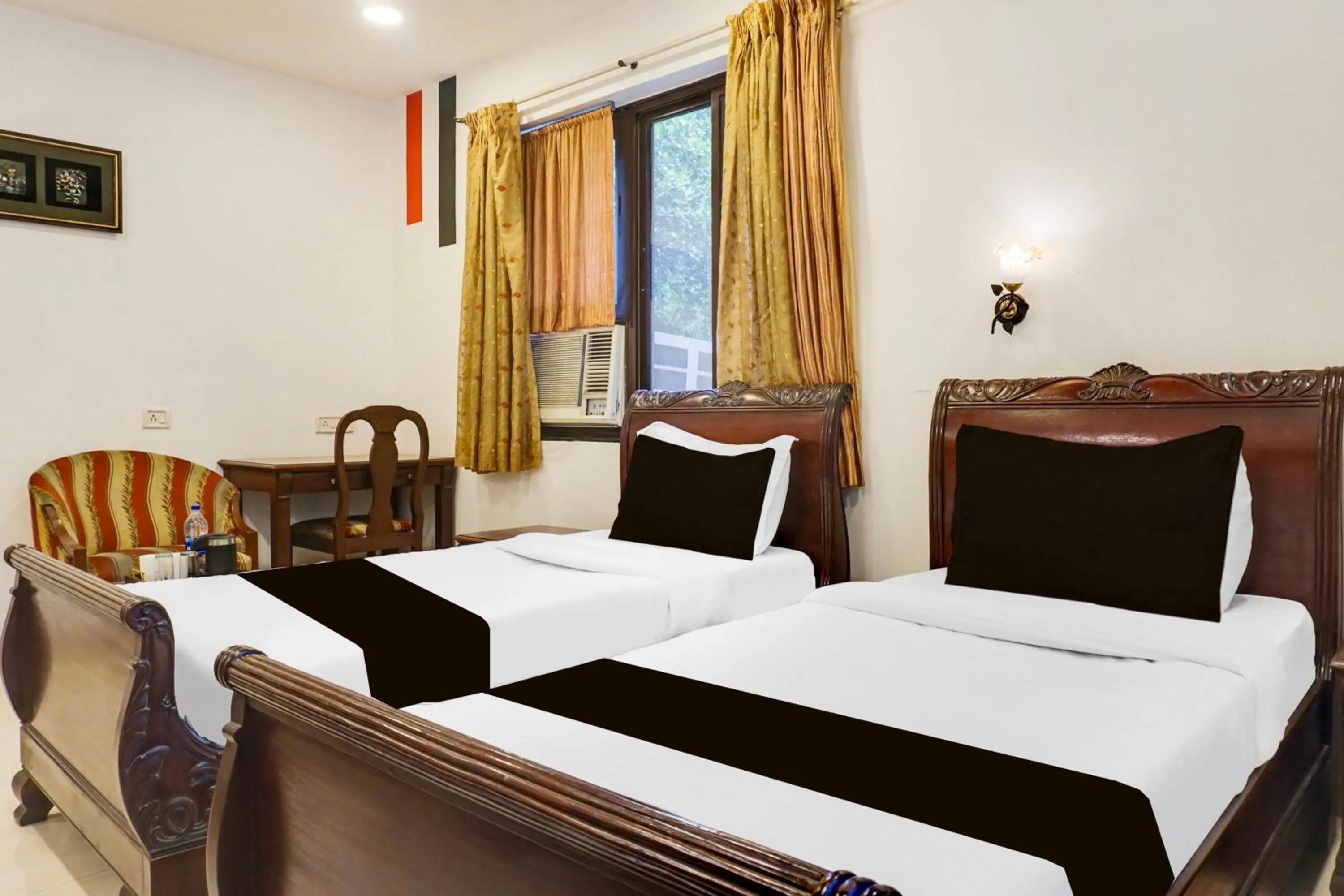 Bedroom, Bed in Super Townhouse Oak Prabhat Road