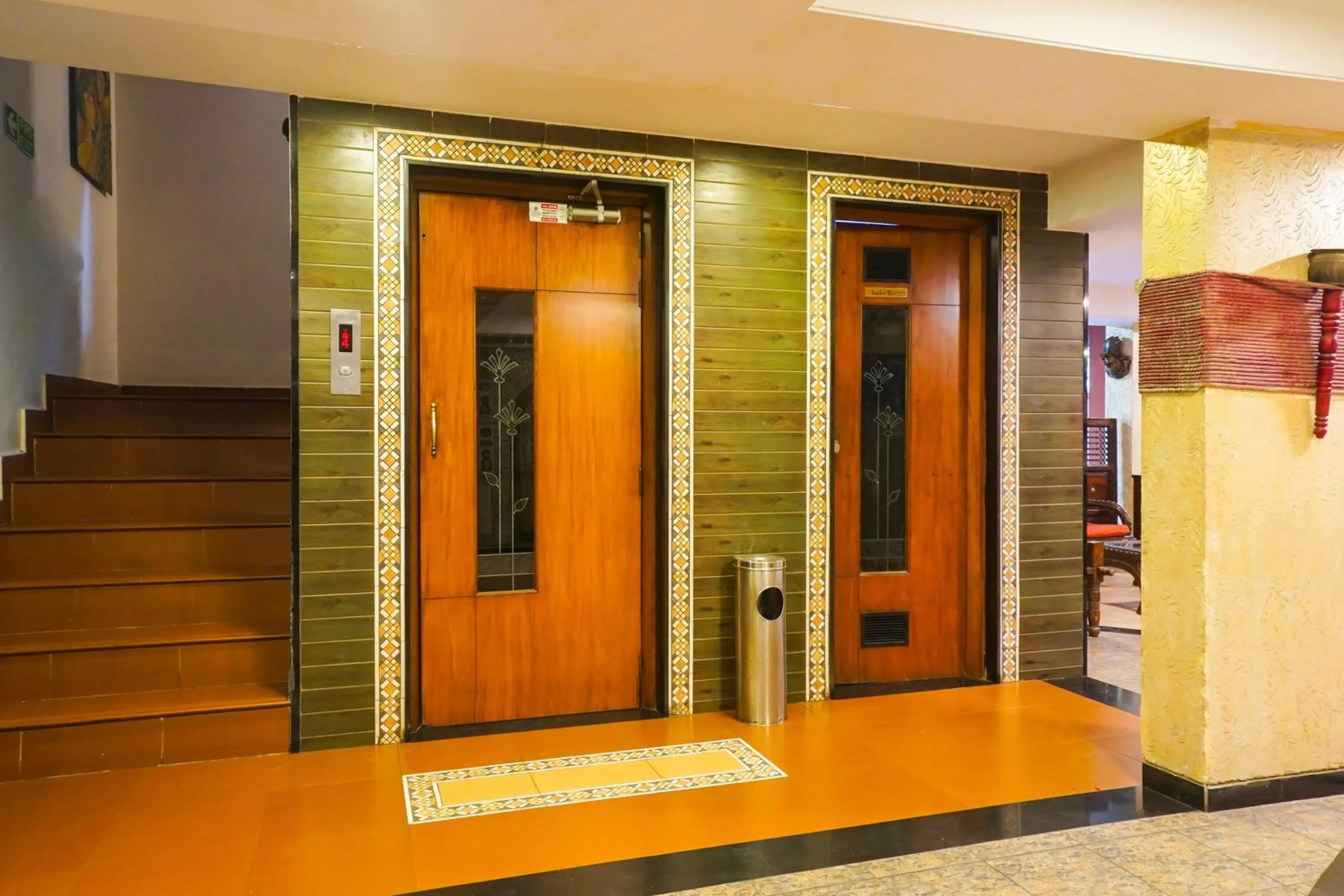 Lobby or reception in Super Townhouse Oak Prabhat Road