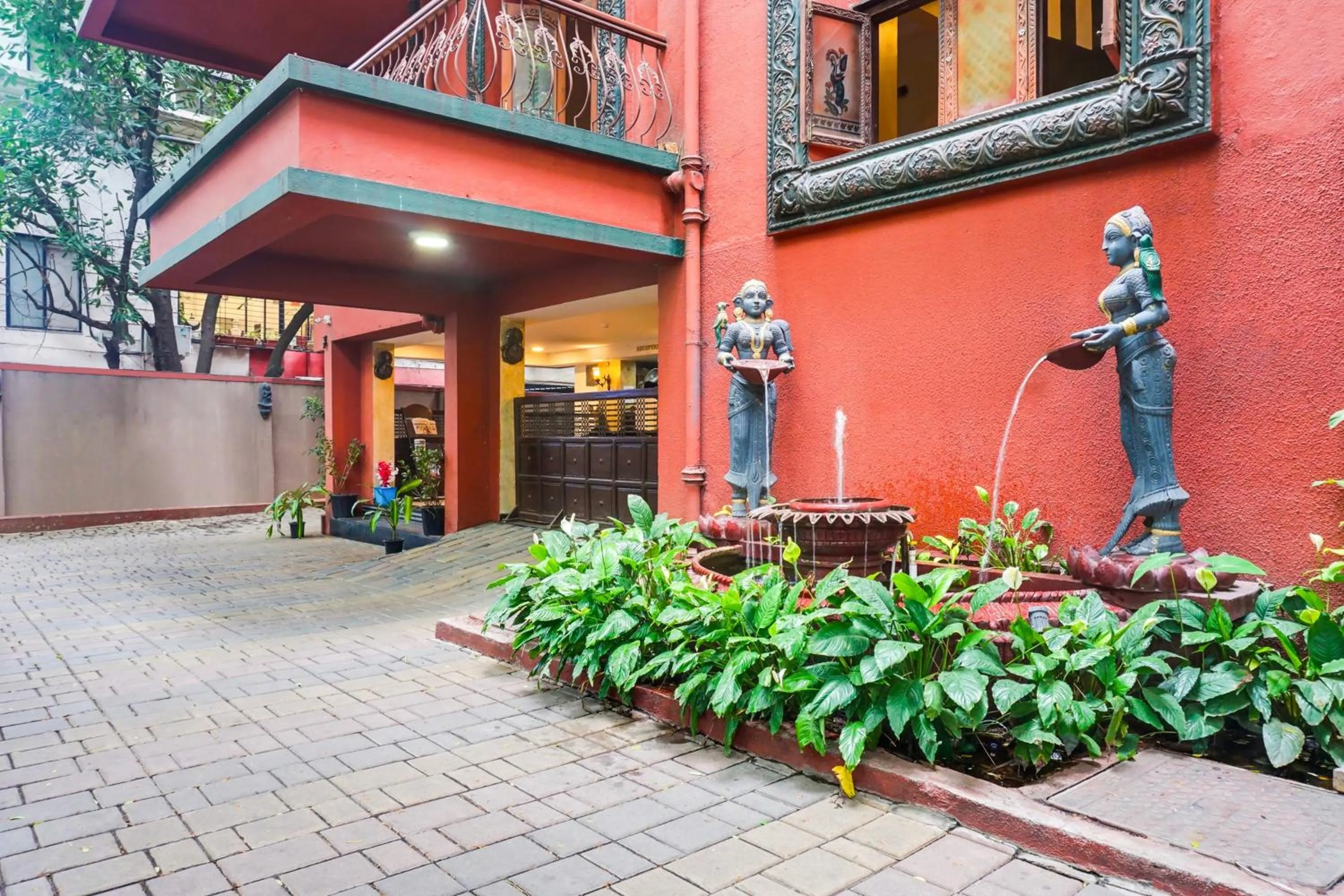 Facade/entrance in Super Townhouse Oak Prabhat Road