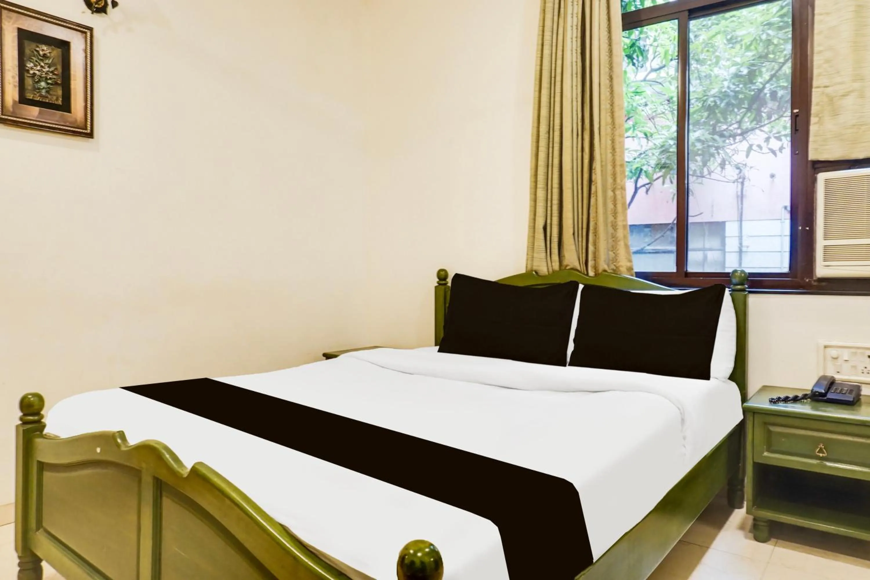 Bedroom, Bed in Super Townhouse Oak Prabhat Road