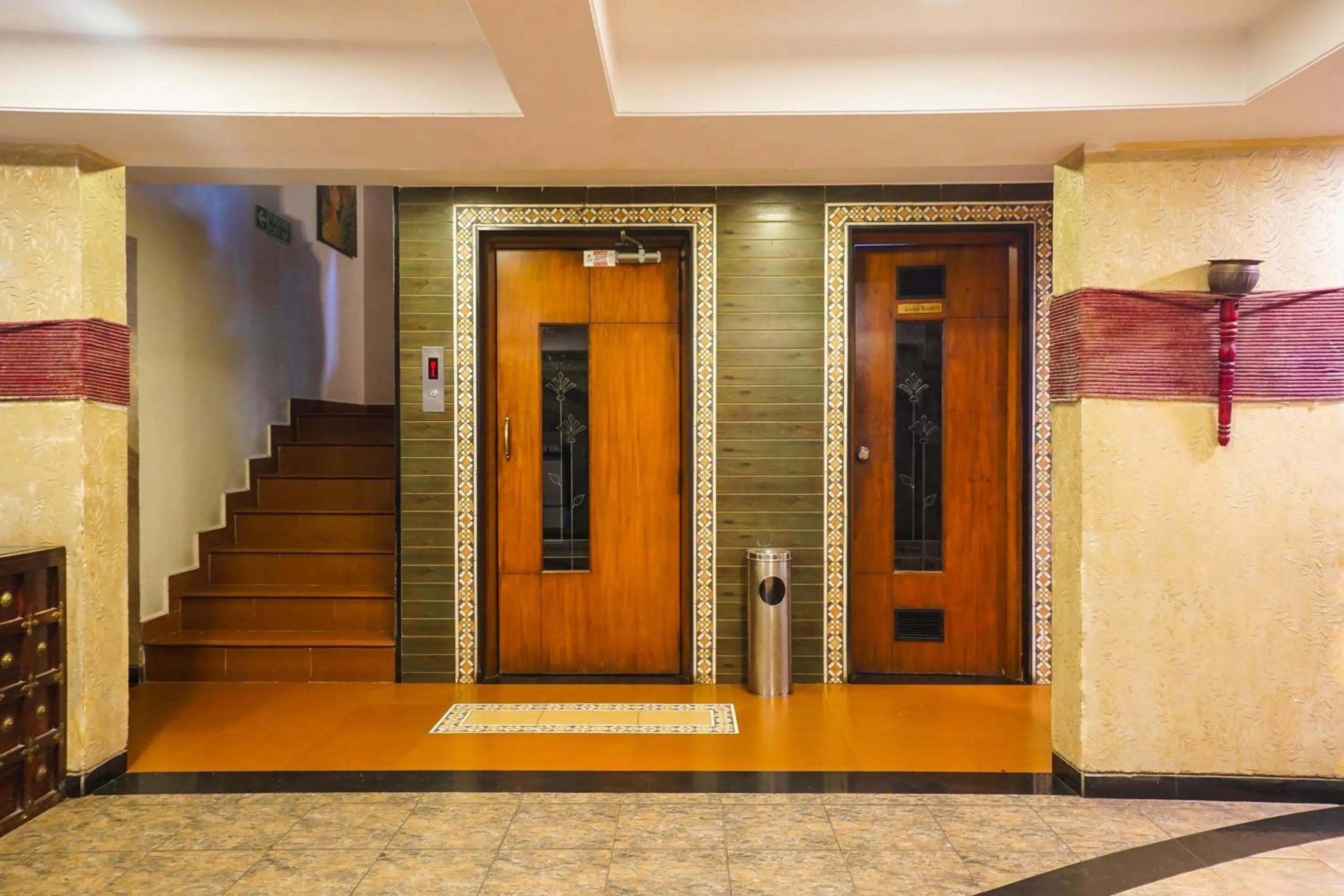Lobby or reception in Super Townhouse Oak Prabhat Road