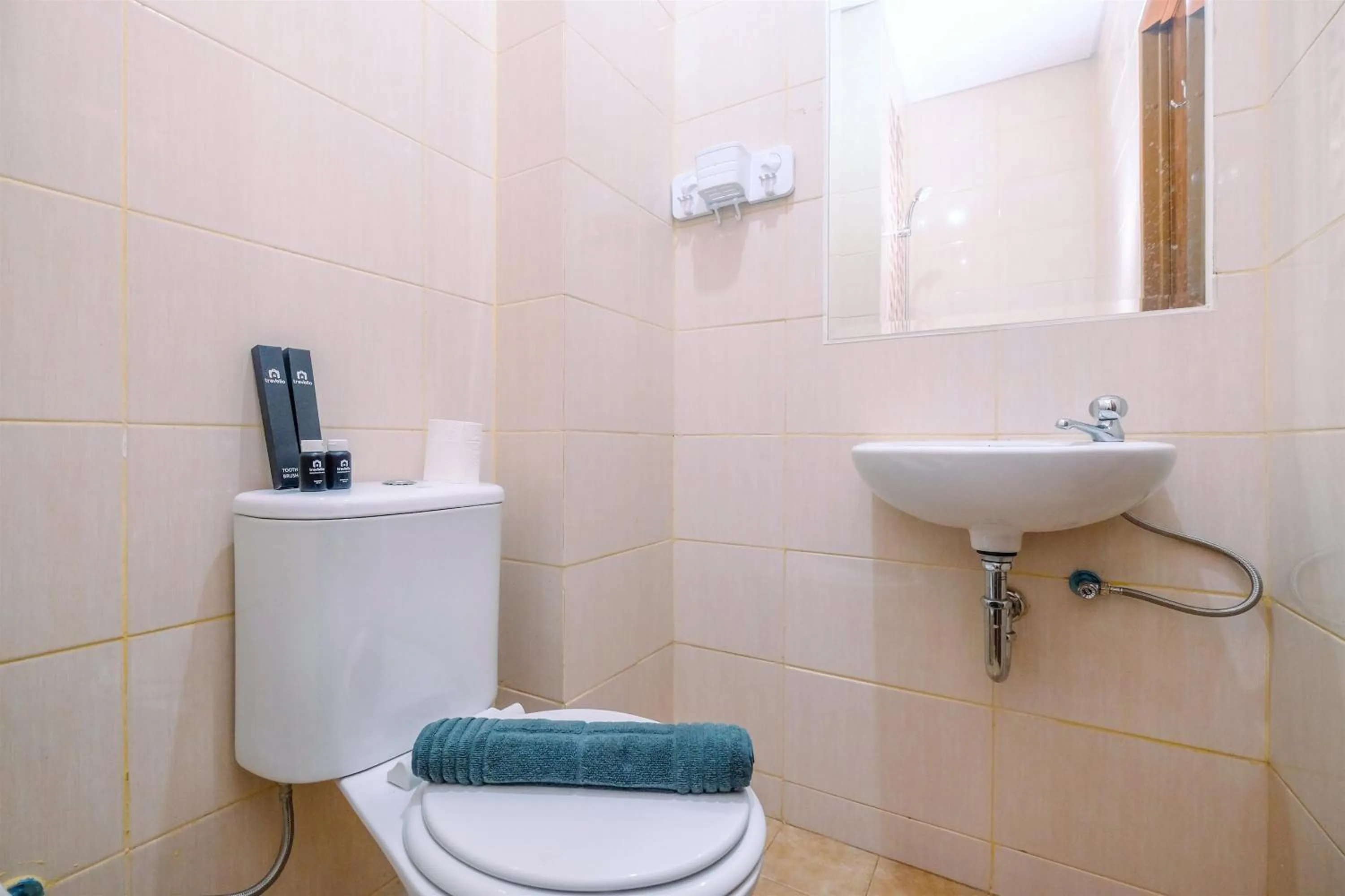 Bathroom in Great Deal Studio at Dave Apartment near Campus By Travelio