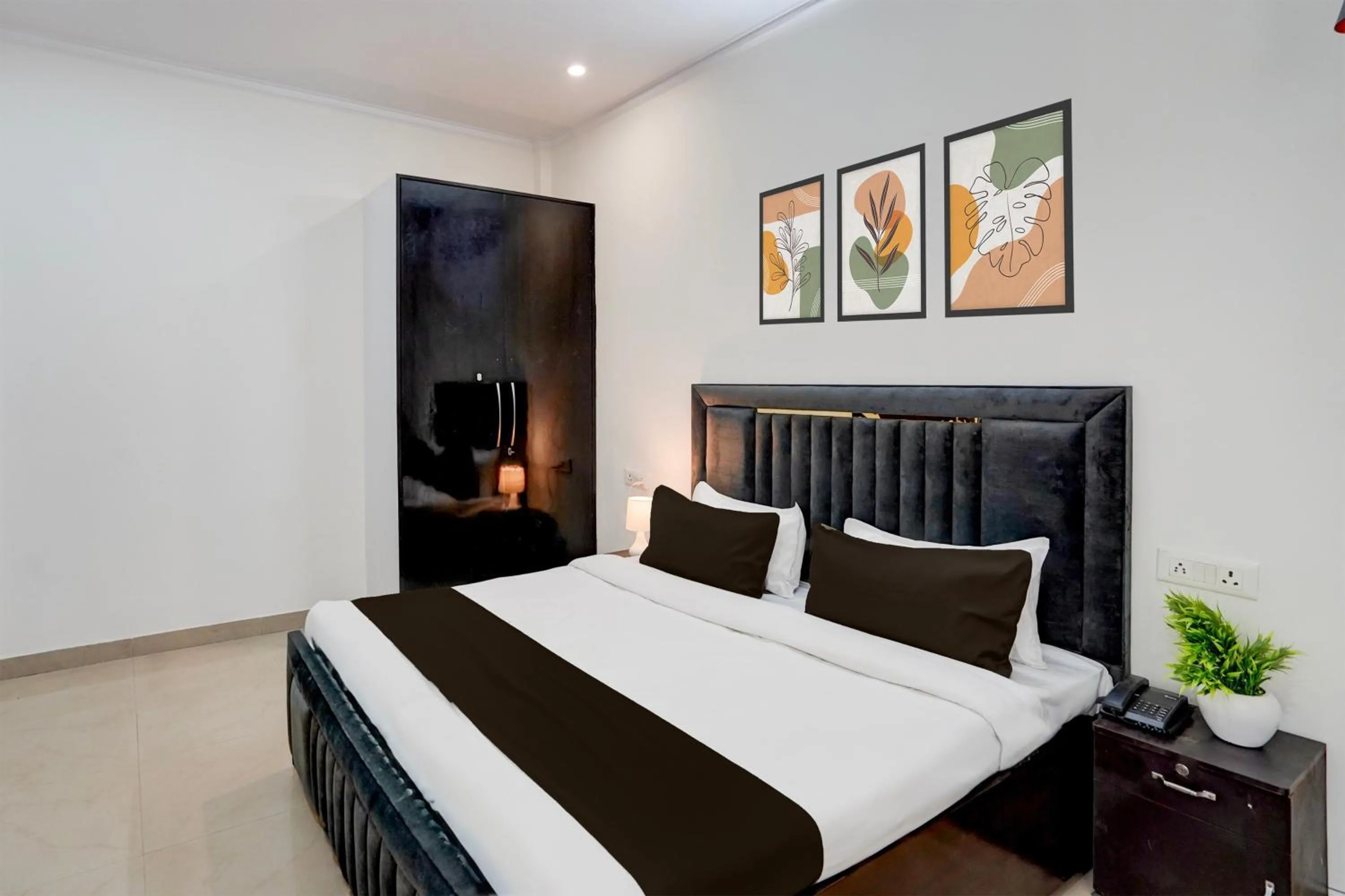 Bedroom, Bed in Super Townhouse Sector 53 Golf Course Road
