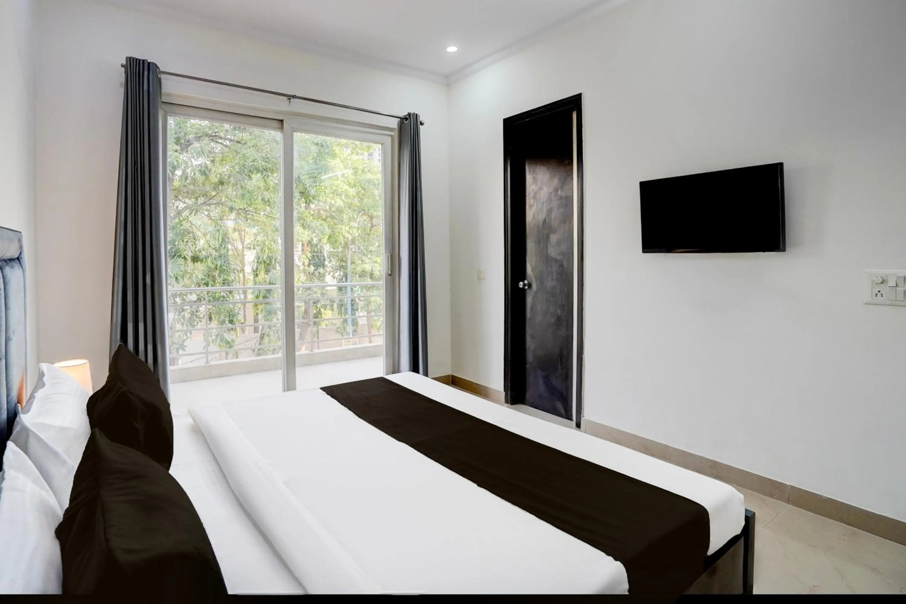 Bedroom, Bed in Super Townhouse Sector 53 Golf Course Road