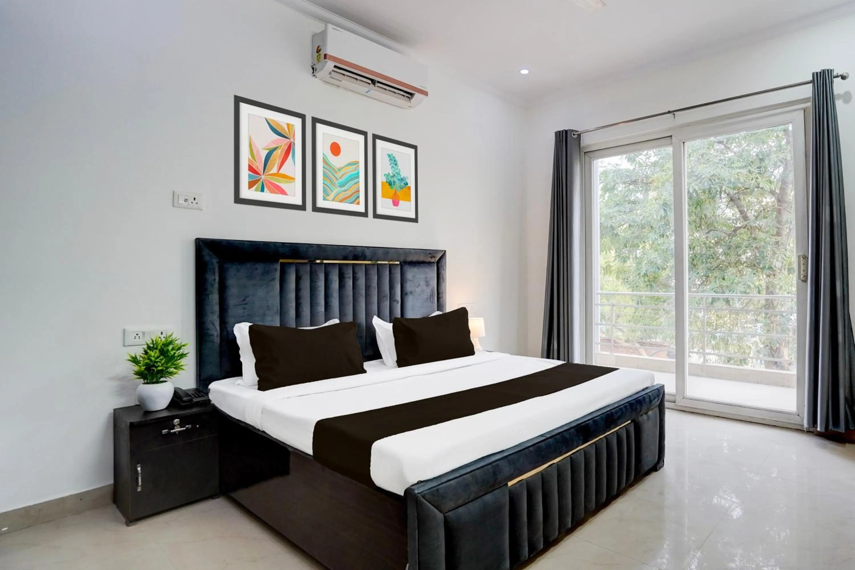 Bedroom, Bed in Super Townhouse Sector 53 Golf Course Road