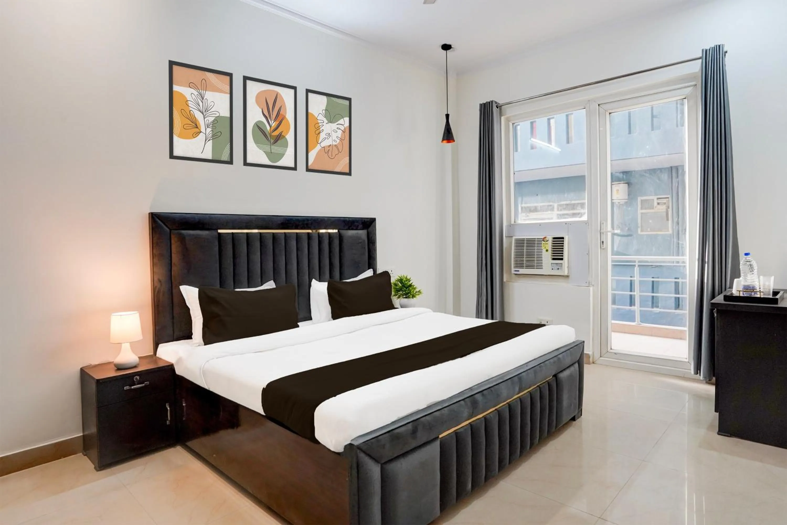 Bedroom, Bed in Super Townhouse Sector 53 Golf Course Road