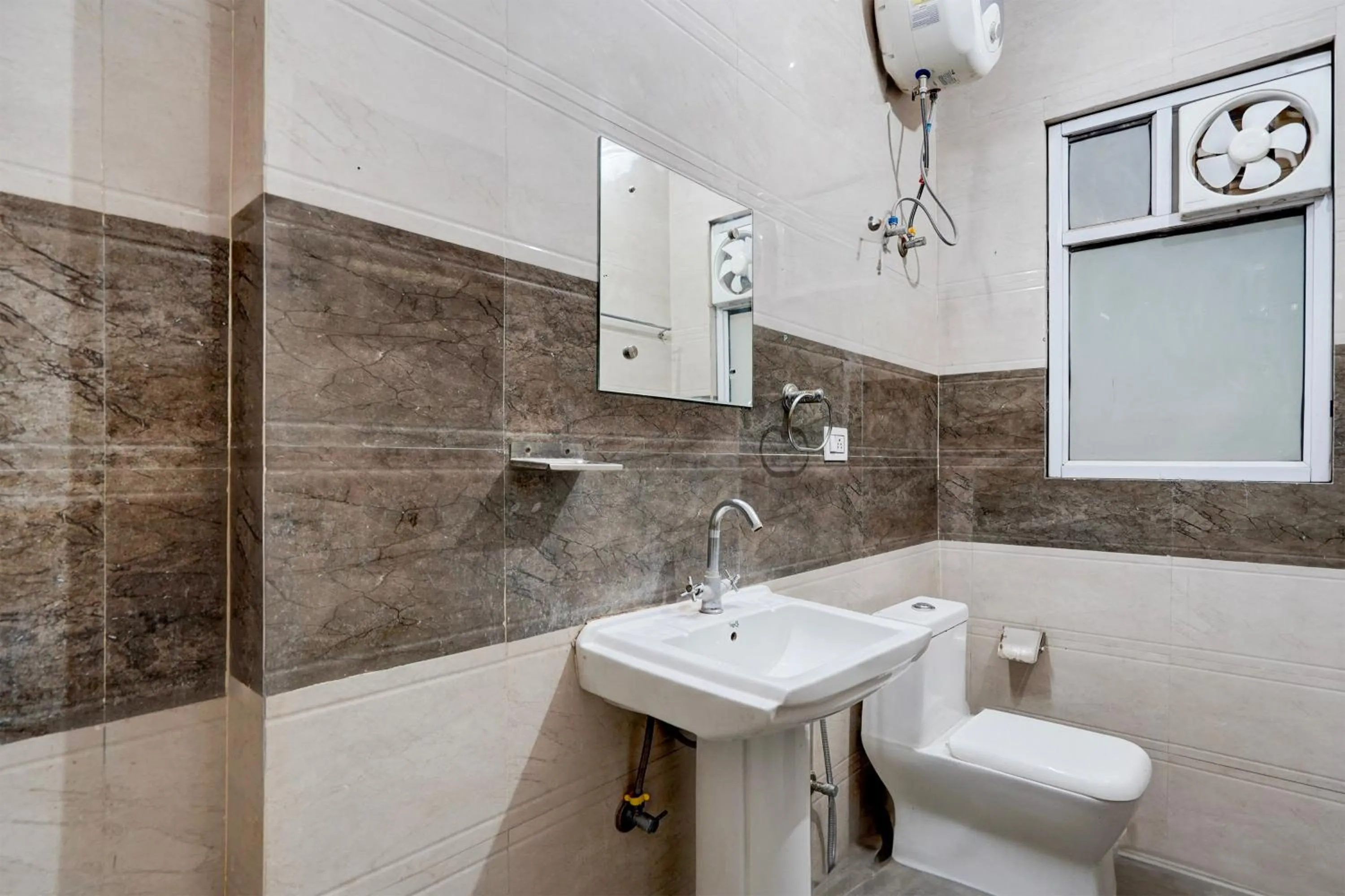 Bathroom in Super Townhouse Sector 53 Golf Course Road