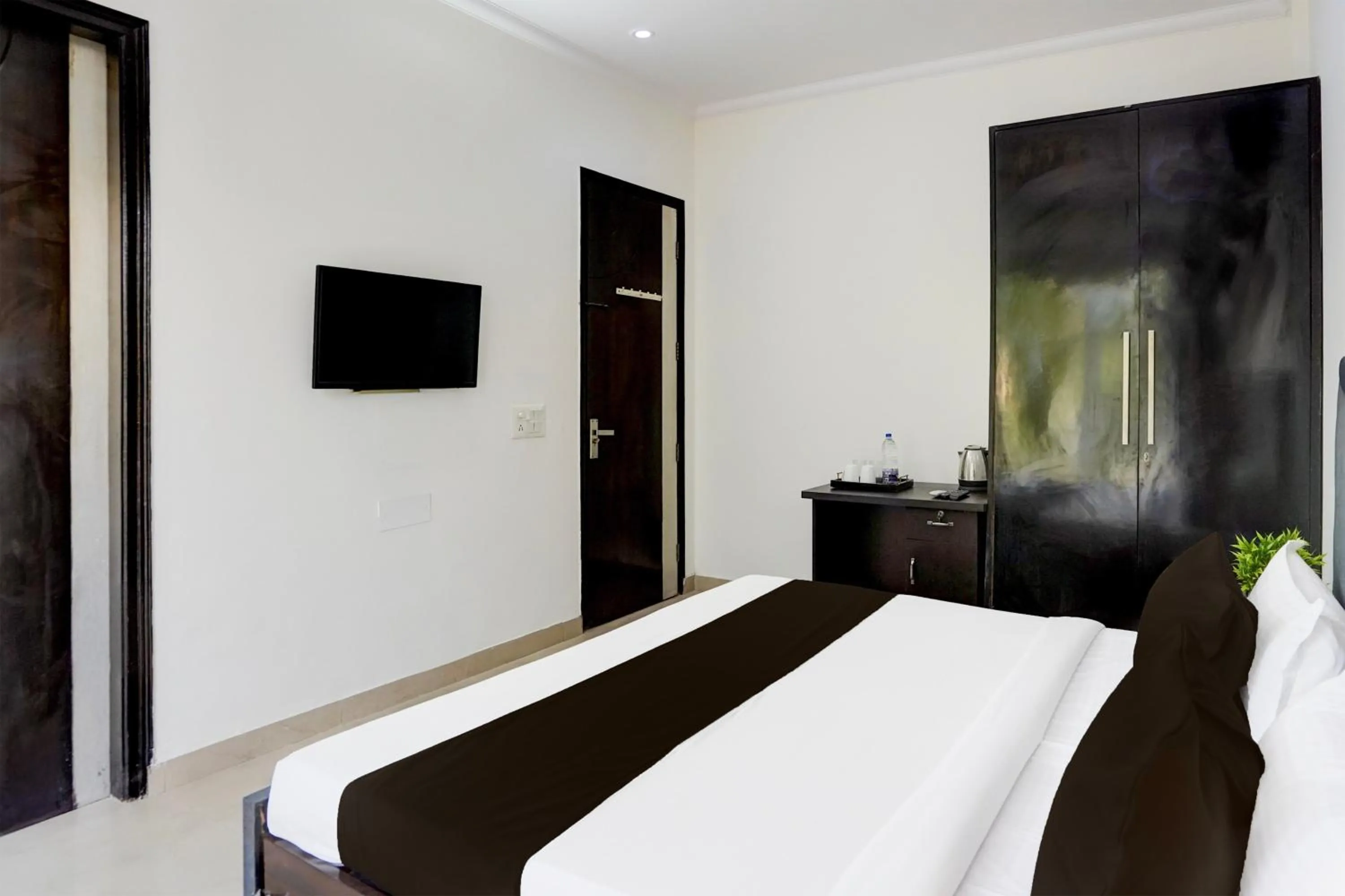 Bedroom, Bed in Super Townhouse Sector 53 Golf Course Road