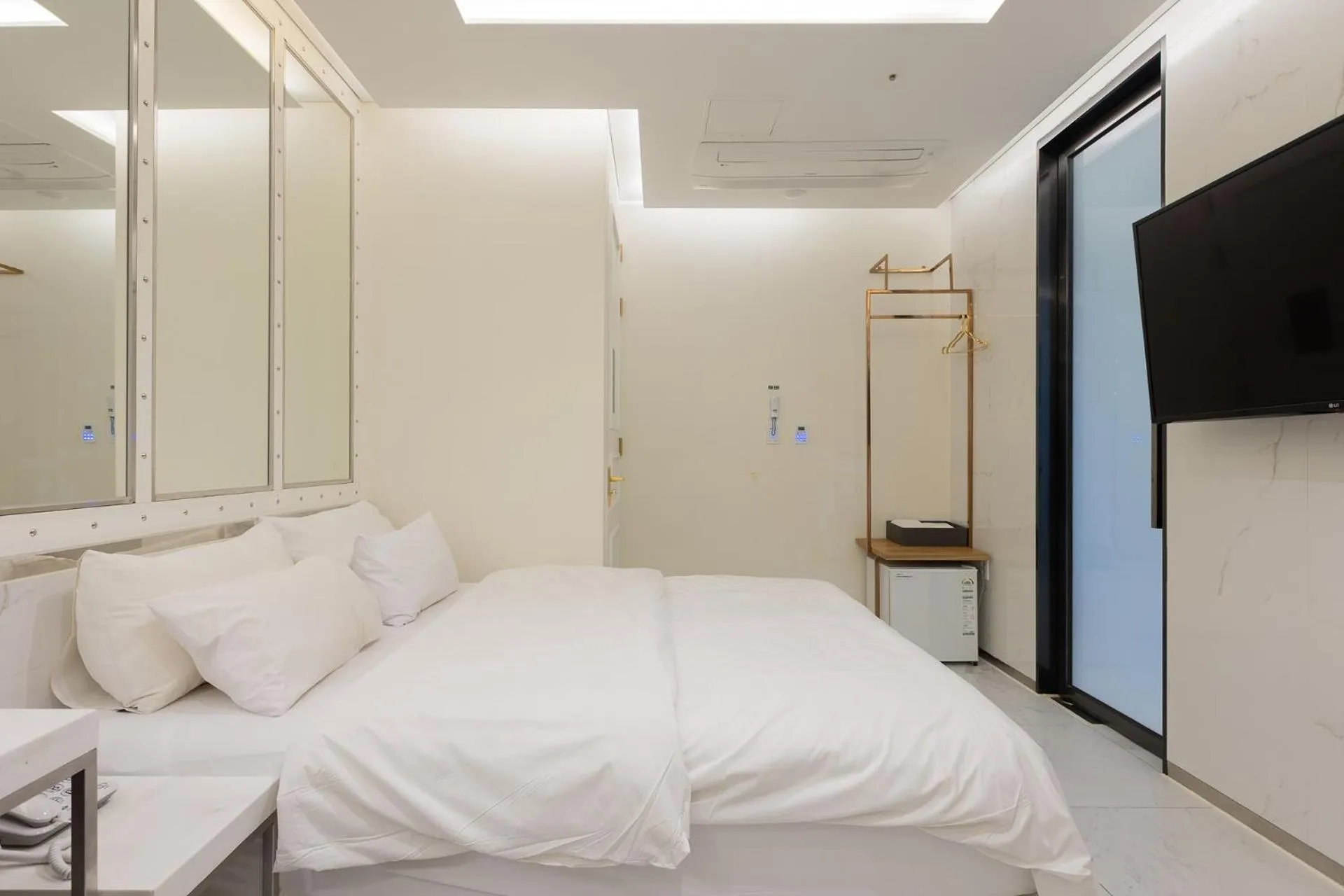 Bed in Desarts Hotel