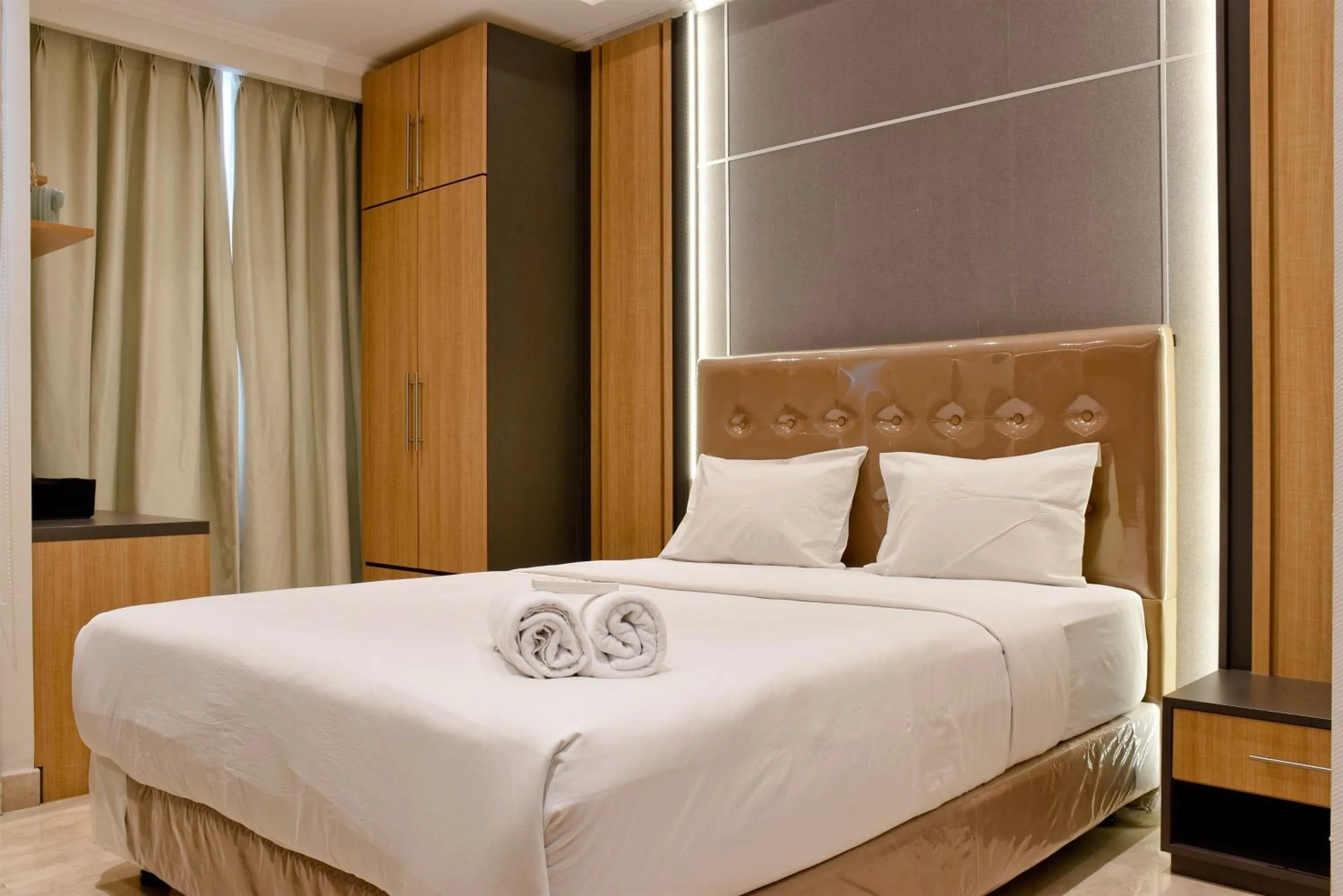 Bed in Cozy Living Studio at Menteng Park Apartment By Travelio