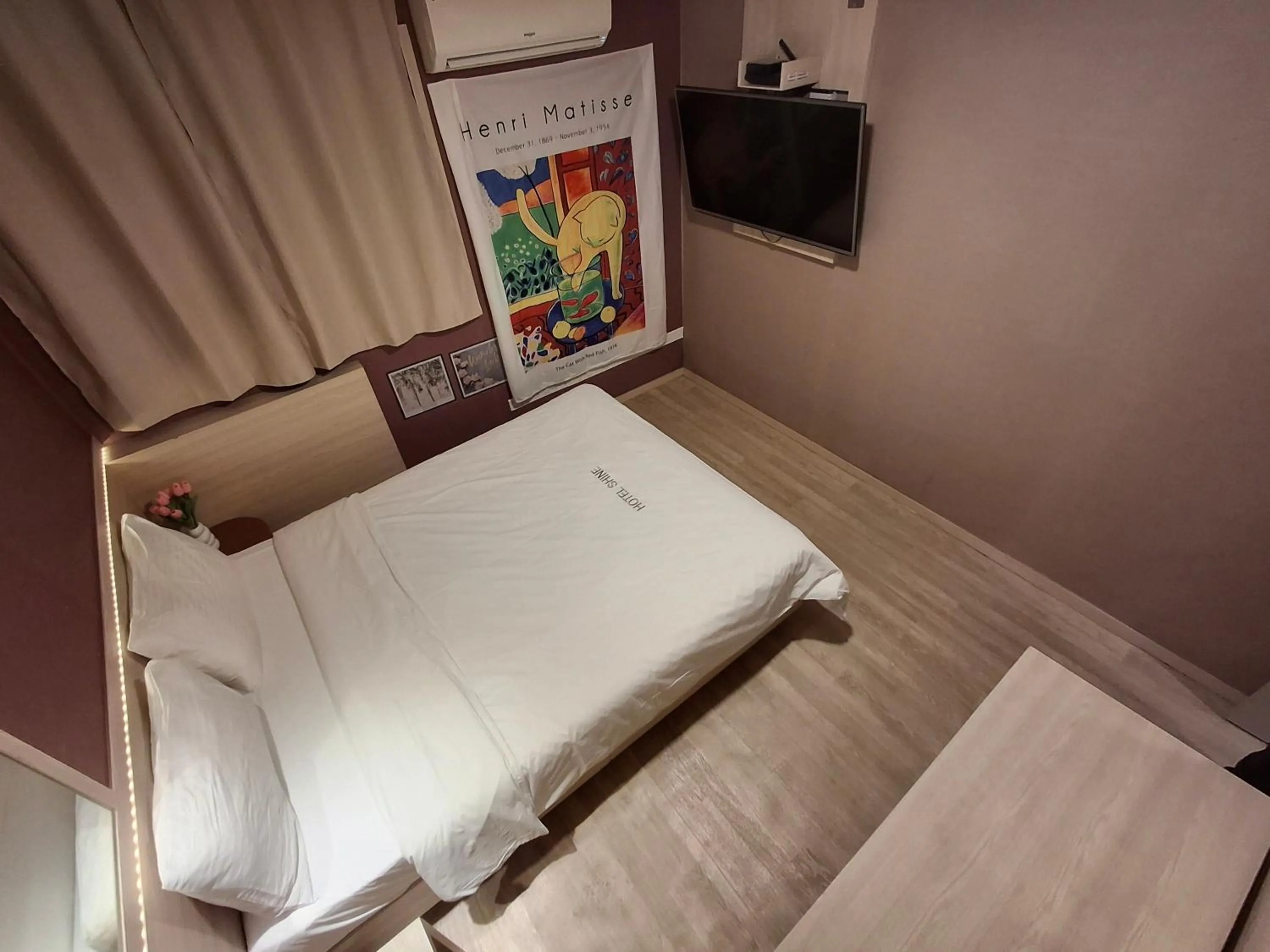 Bed in Shine Hotel