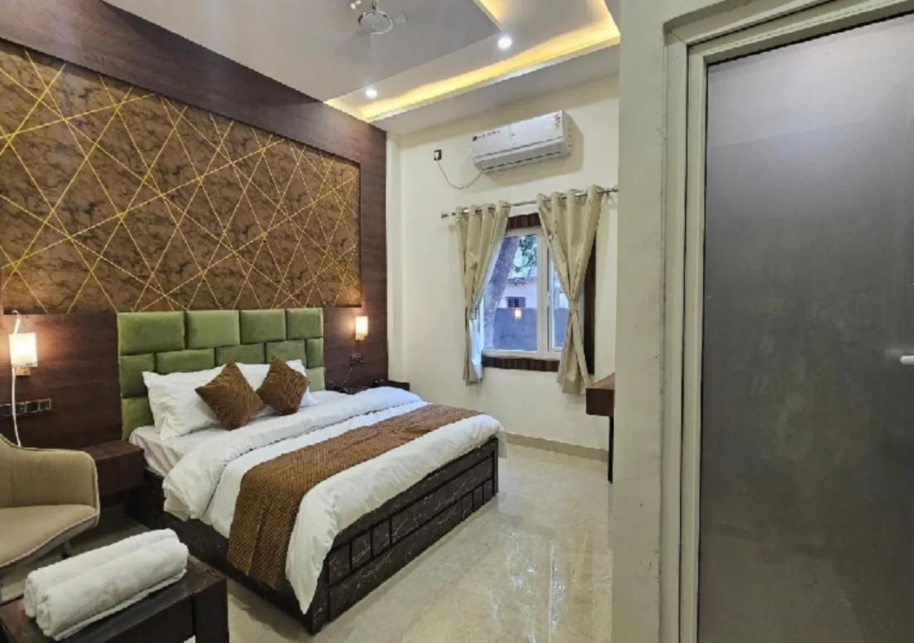 Bedroom, Bed in Triveni International