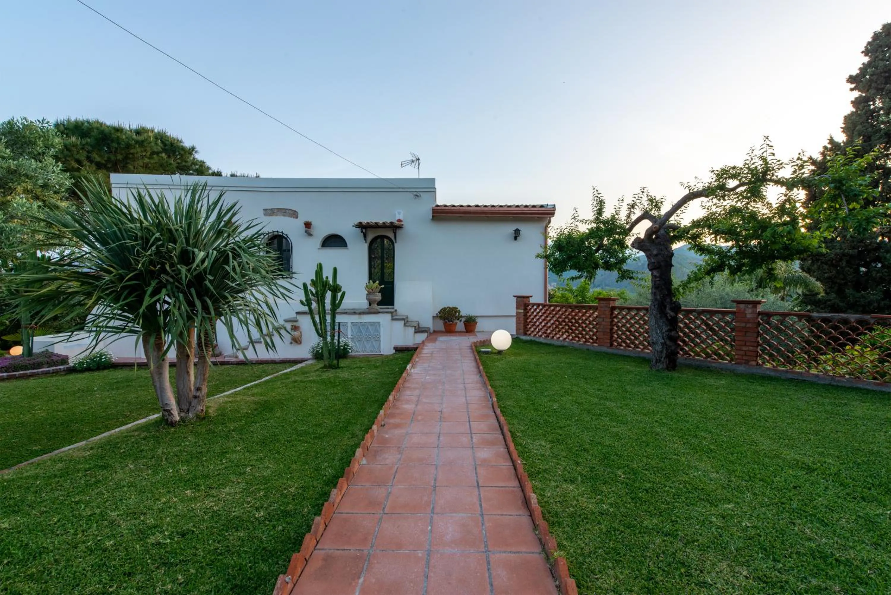 Villa with pool & jacuzzi