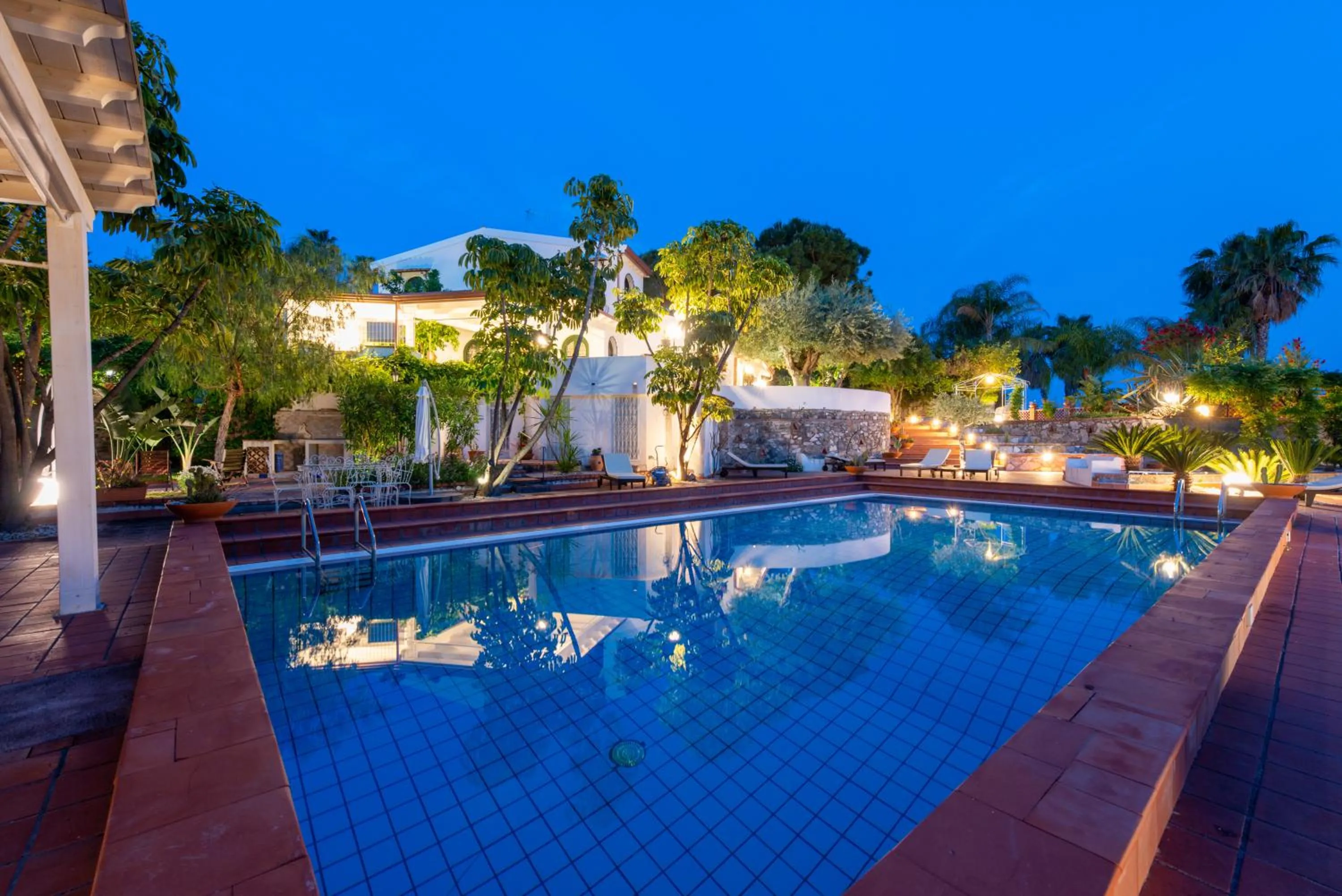 Villa with pool & jacuzzi
