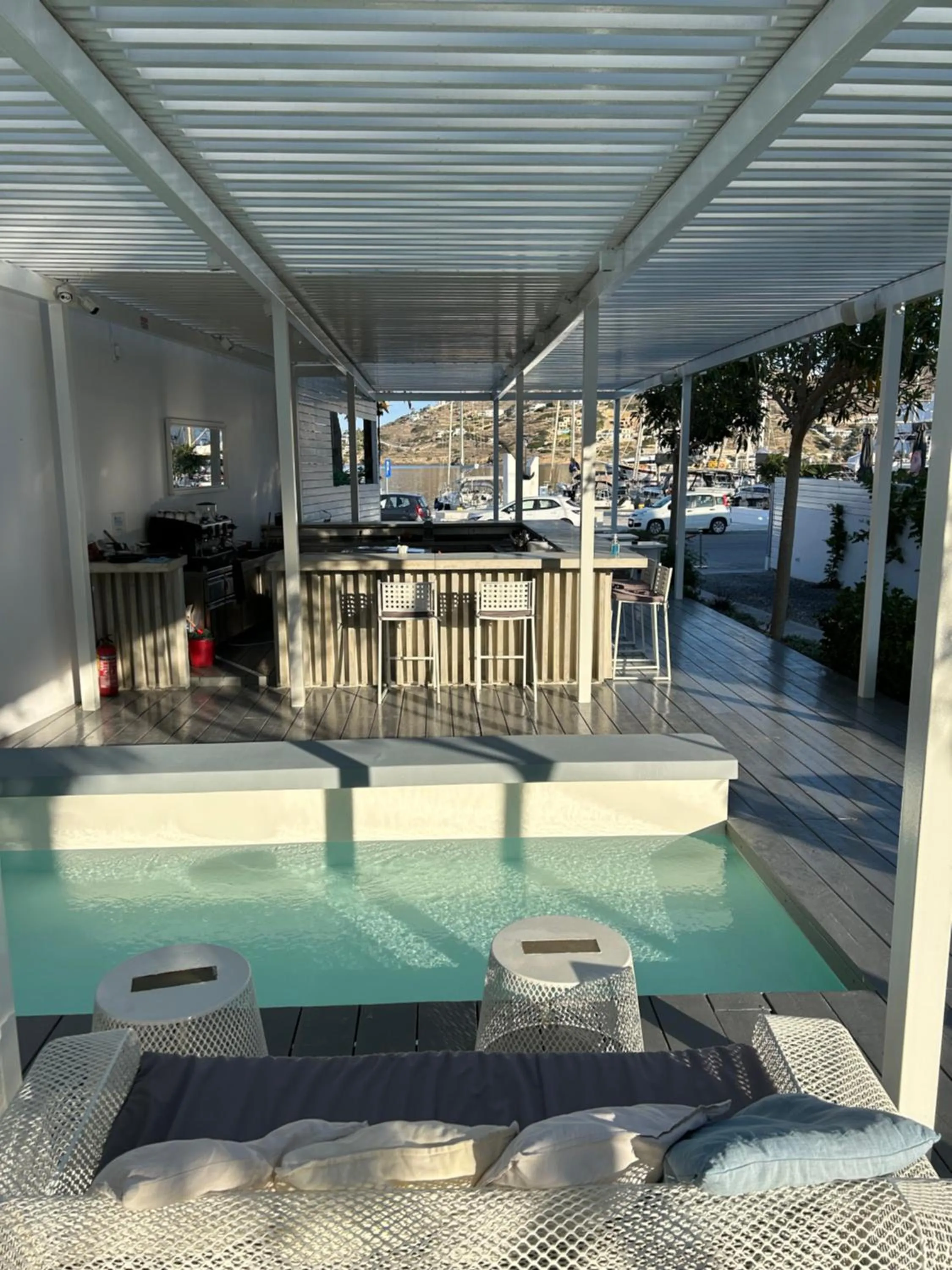 Restaurant/places to eat in Relux Ios Hotel