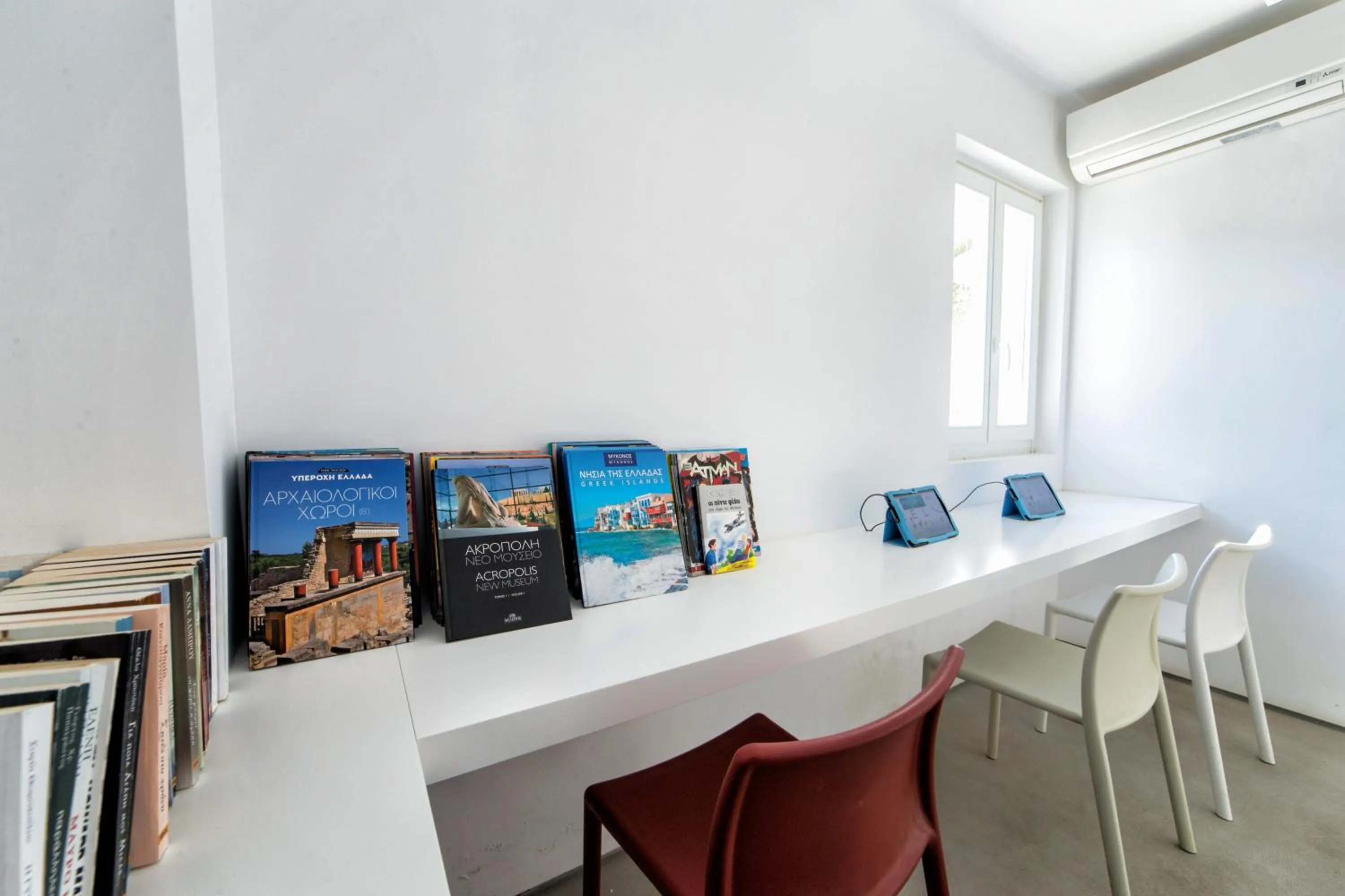 Library in Relux Ios Hotel