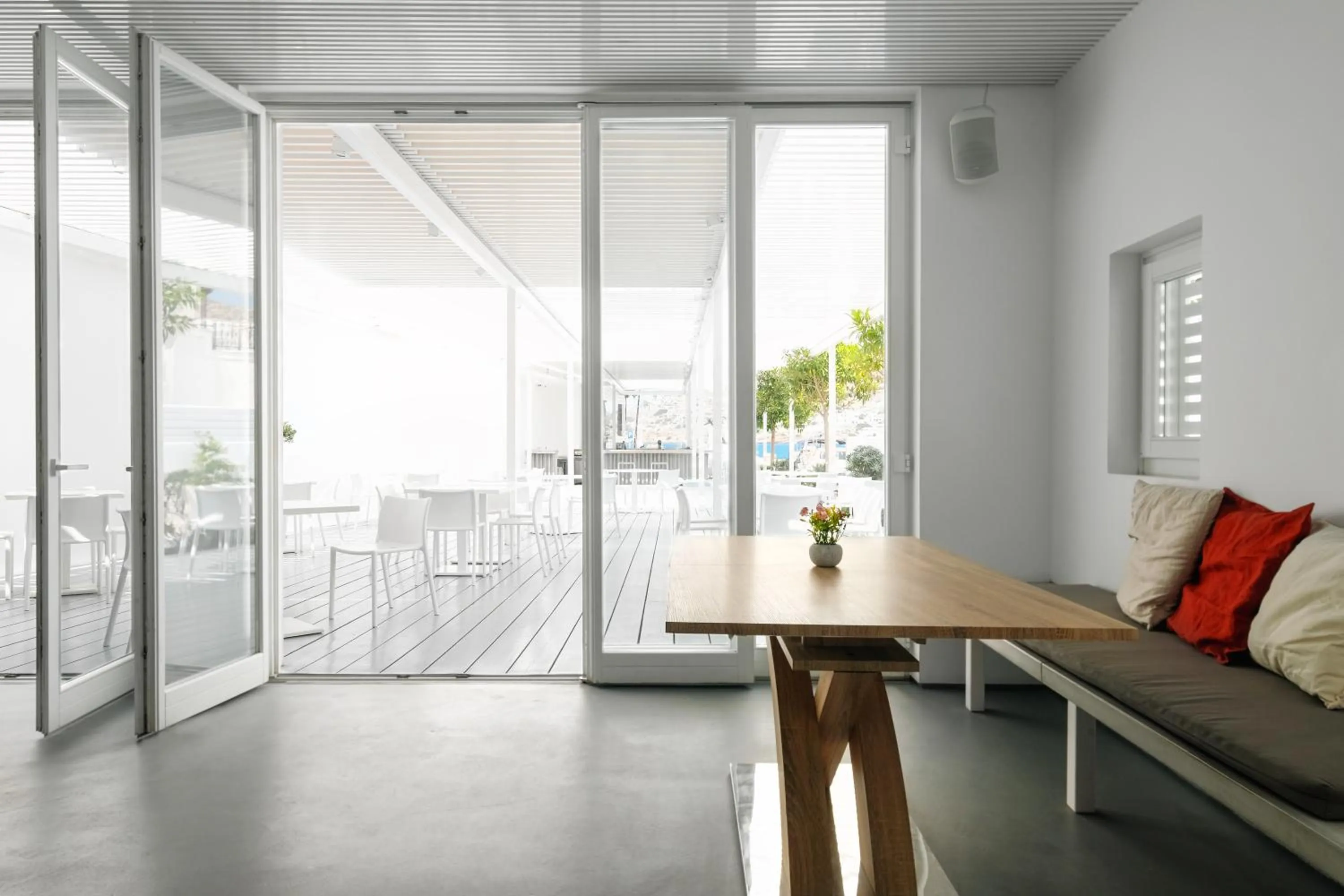 Restaurant/places to eat in Relux Ios Hotel