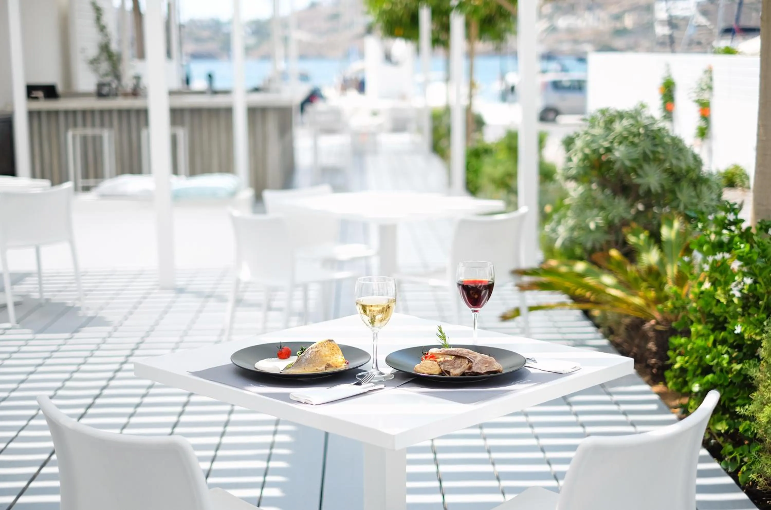 Restaurant/places to eat in Relux Ios Hotel