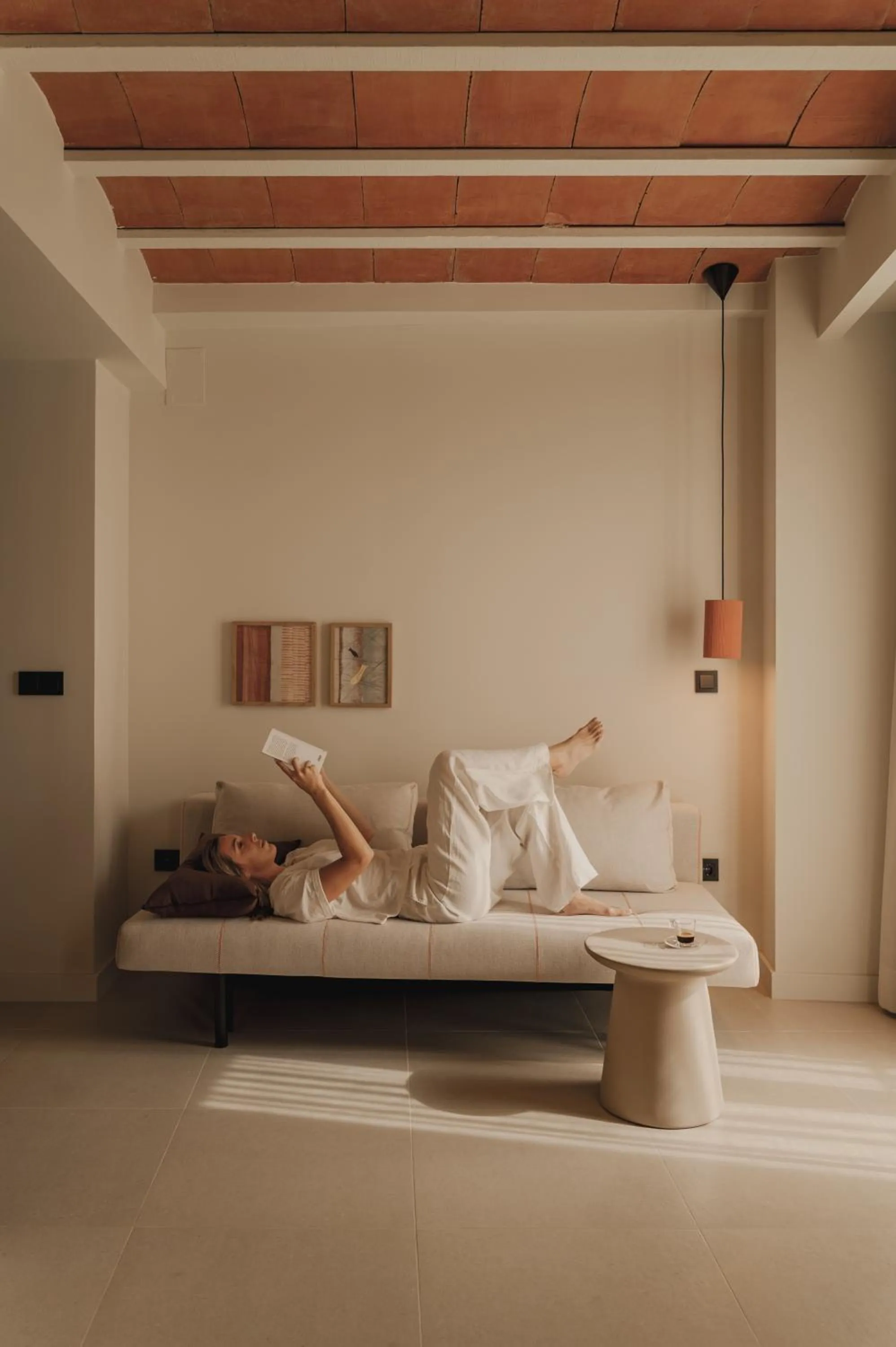 Living room, Bed in Pau Suites