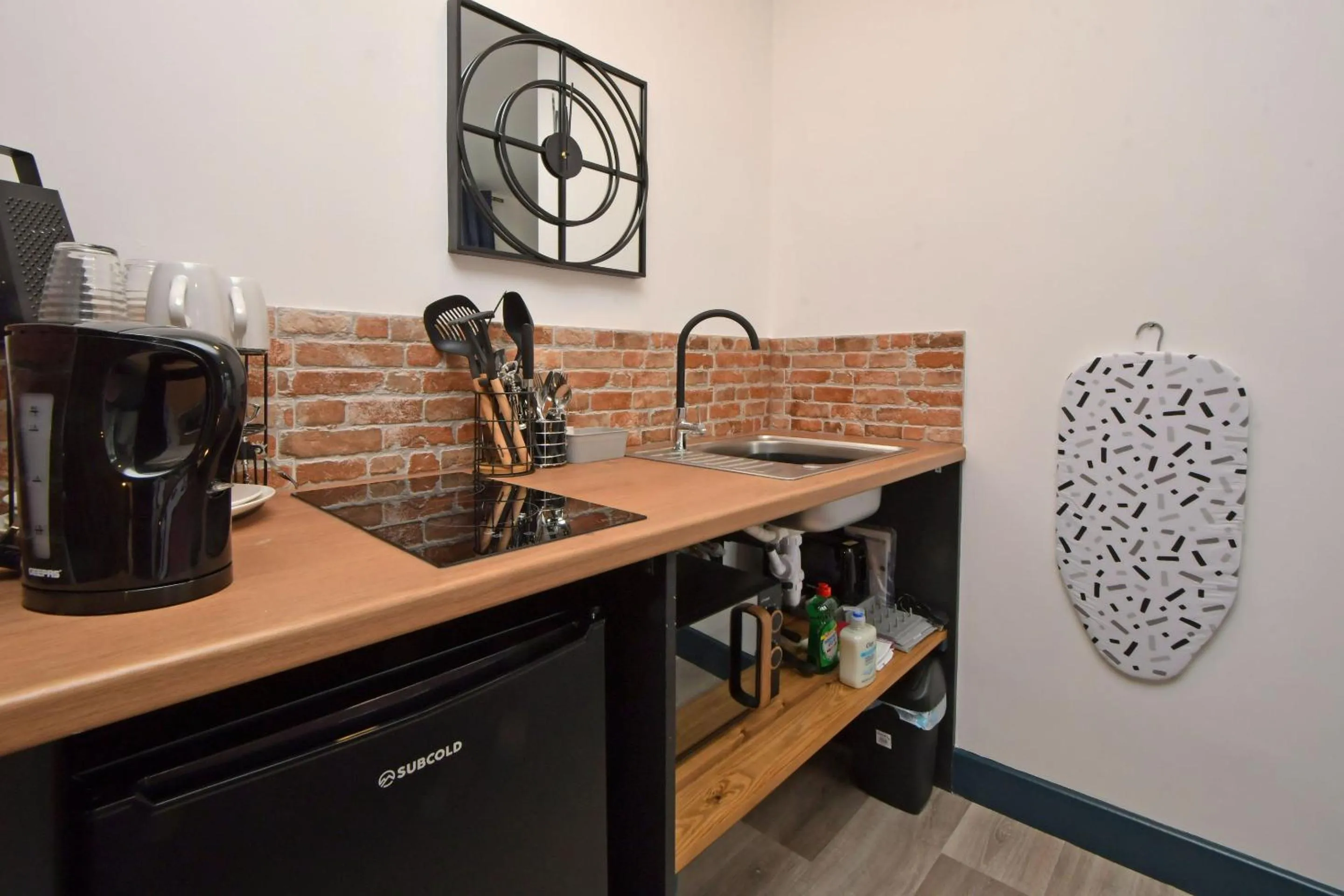 Kitchen or kitchenette in Stay at Shobnall Road Rooms and Studios Burton