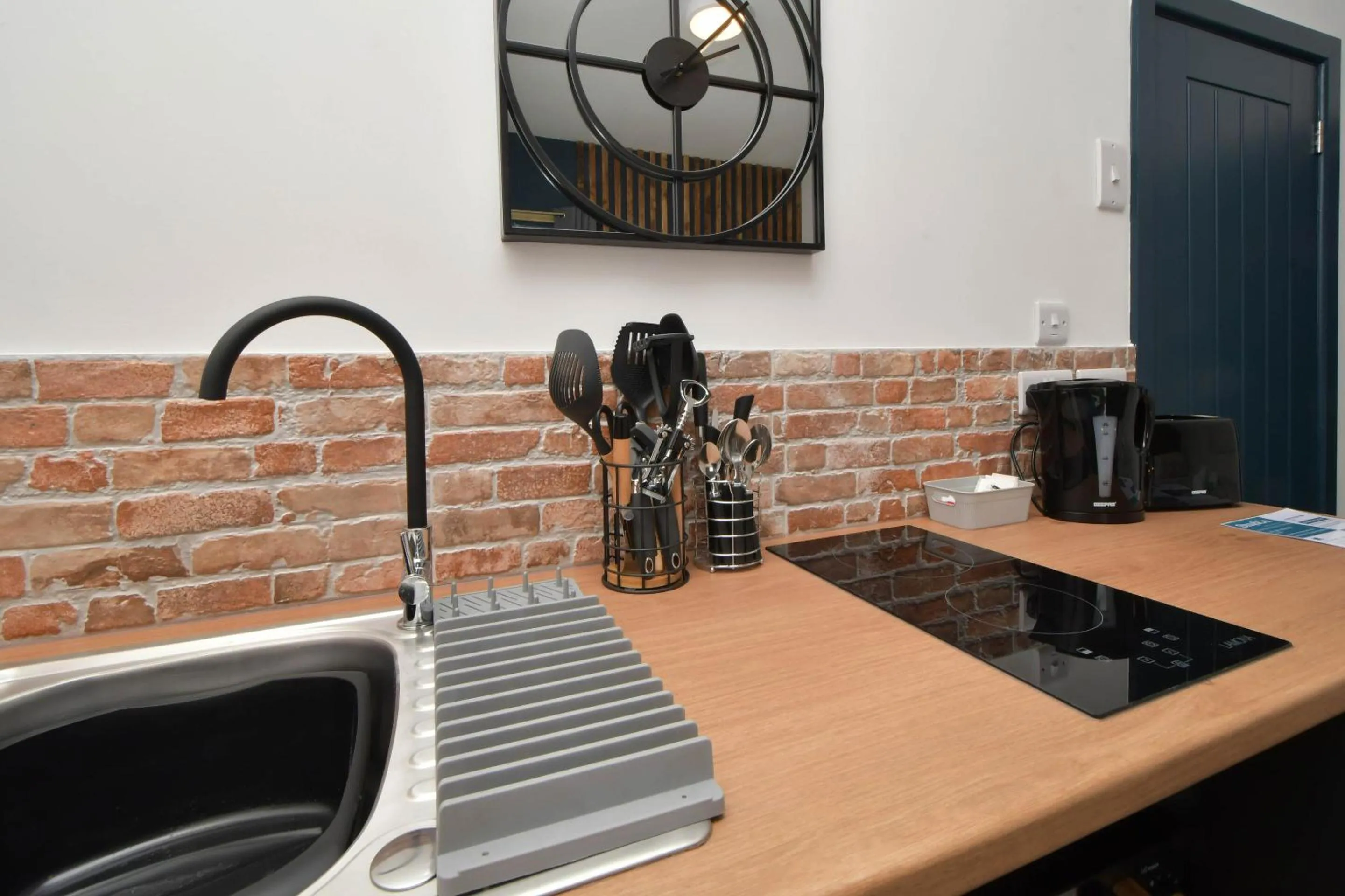 Kitchen or kitchenette in Stay at Shobnall Road Rooms and Studios Burton