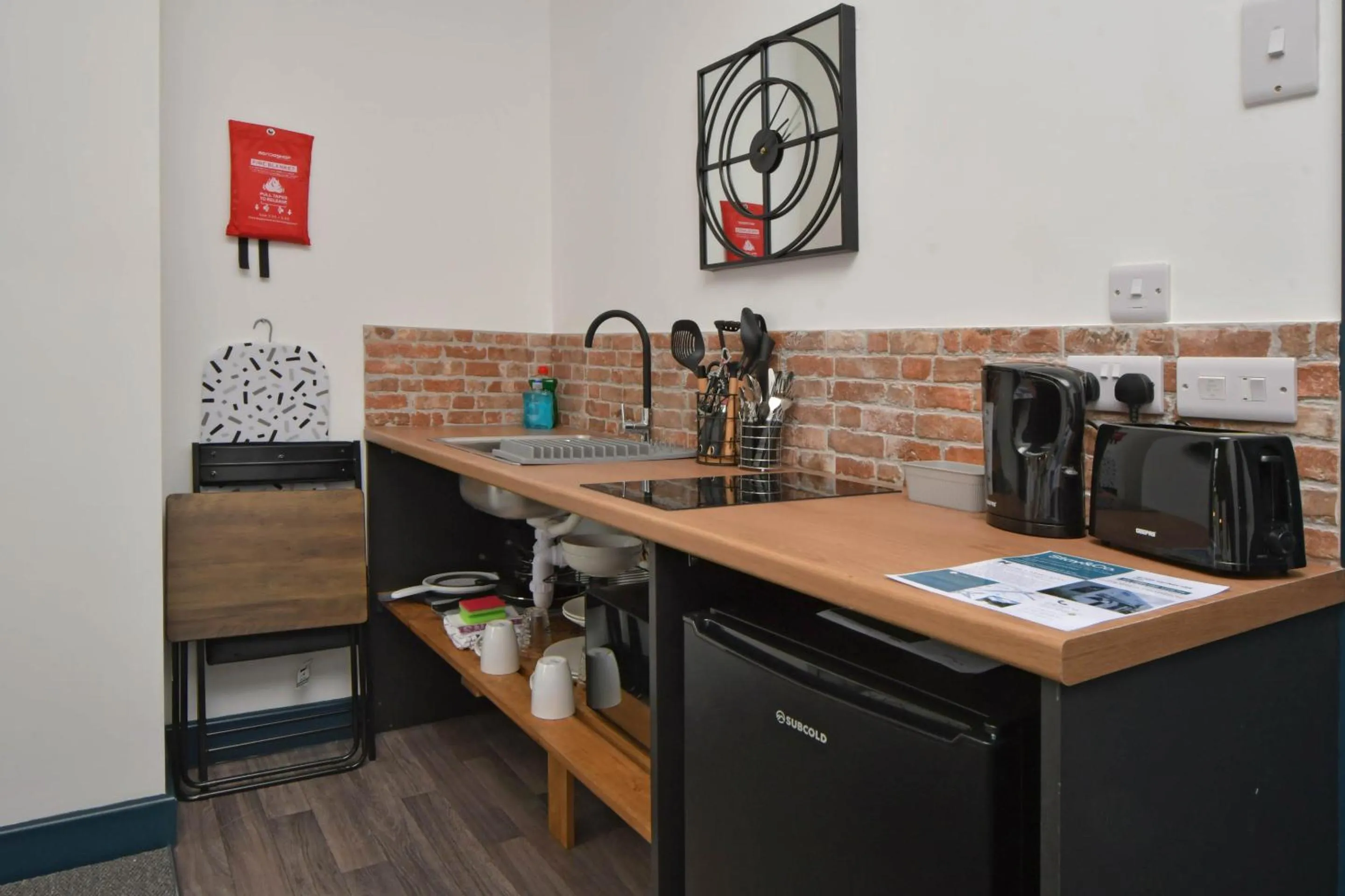 Kitchen or kitchenette in Stay at Shobnall Road Rooms and Studios Burton