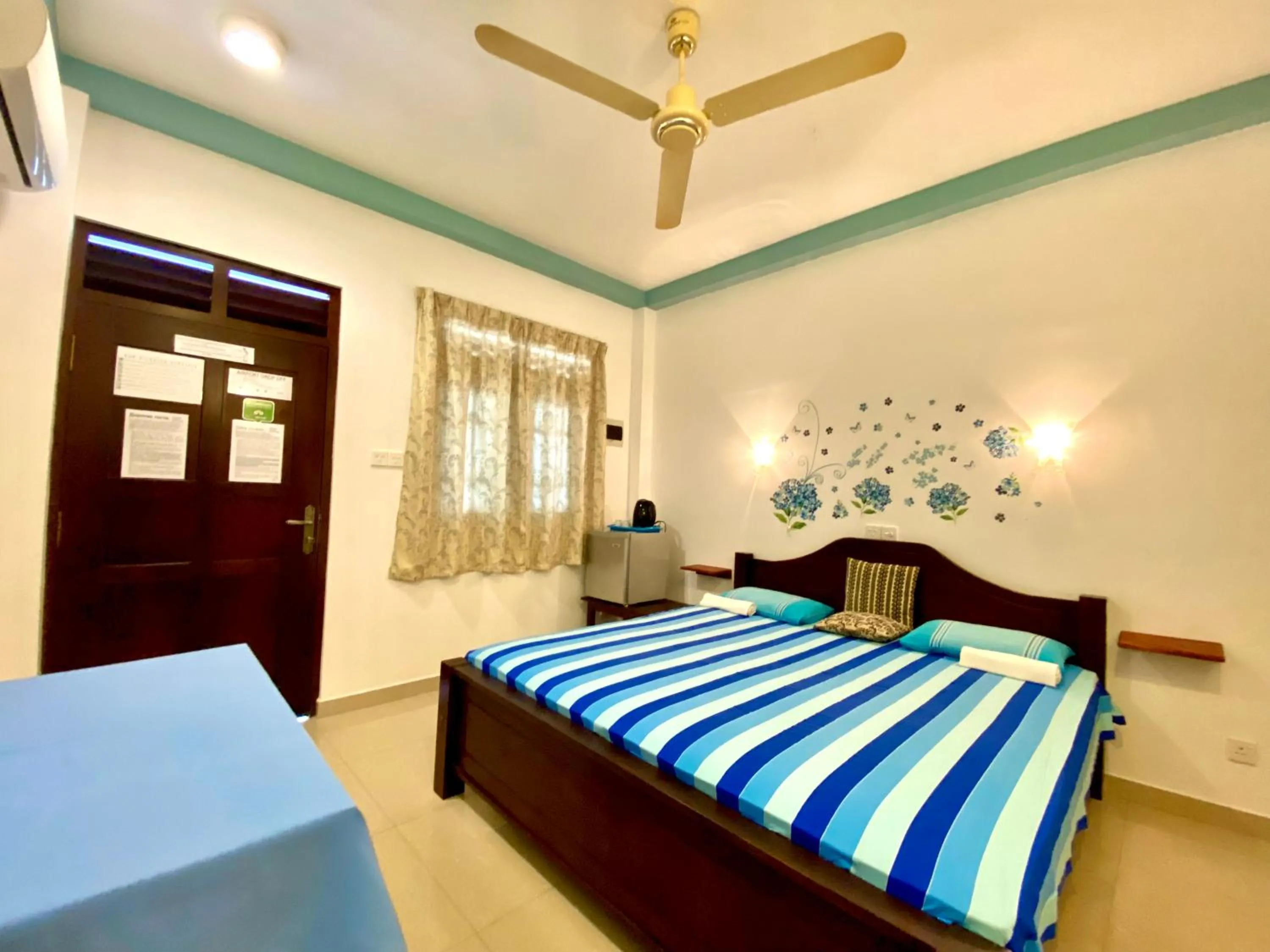 Photo of the whole room, Bed in Tamara Motels