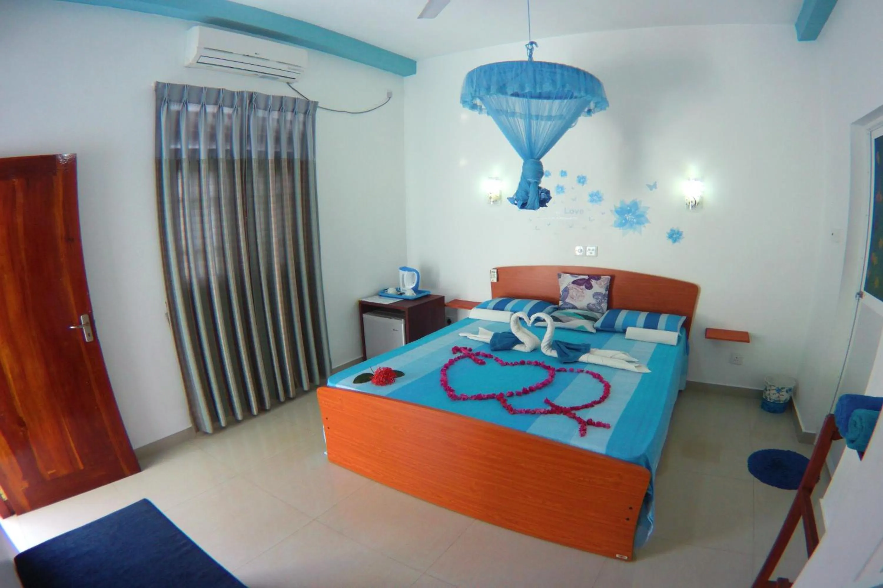 Day, Bed in Tamara Motels