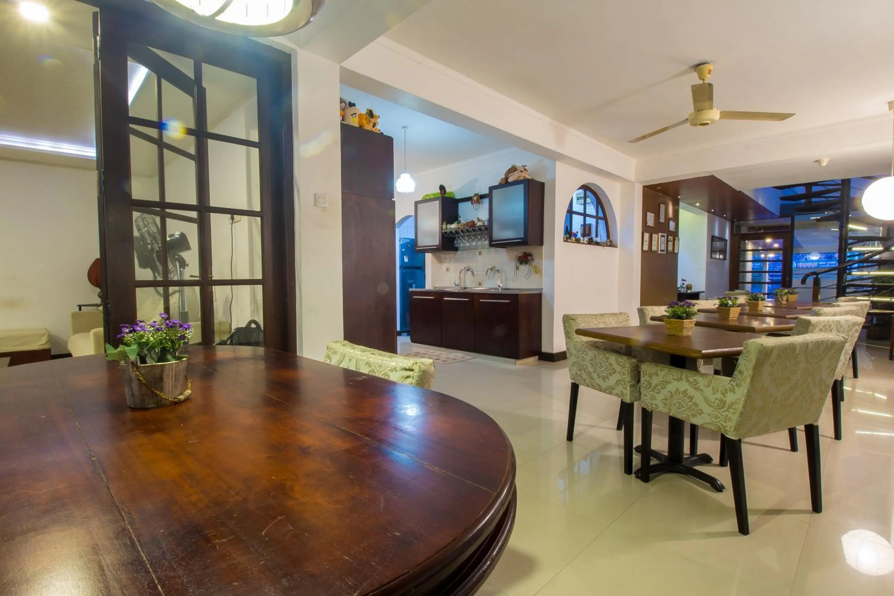 Restaurant/places to eat in Sevana City Hotel