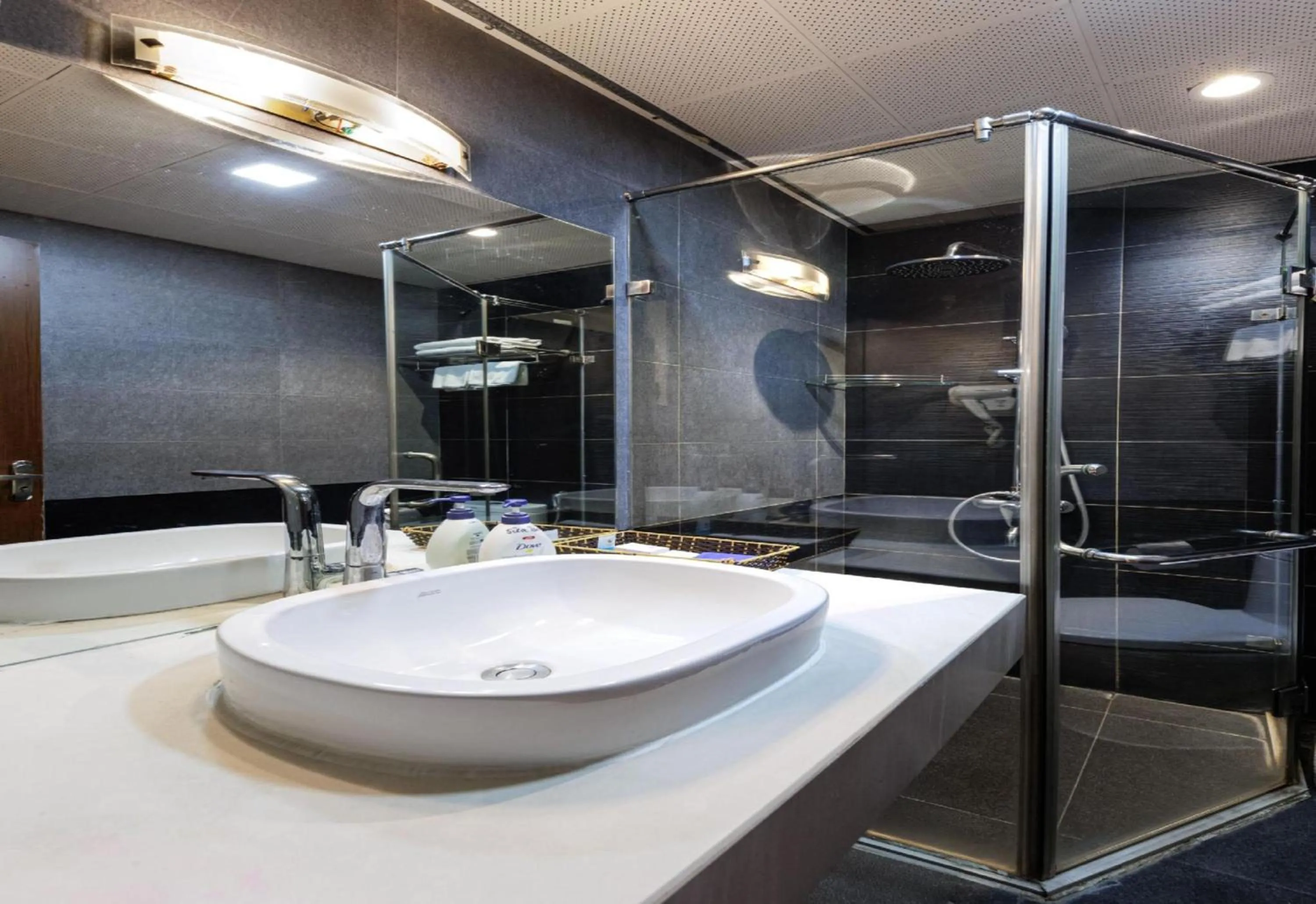 Bathroom in Collection O Le Grand Hanoi hotel - The Tryst