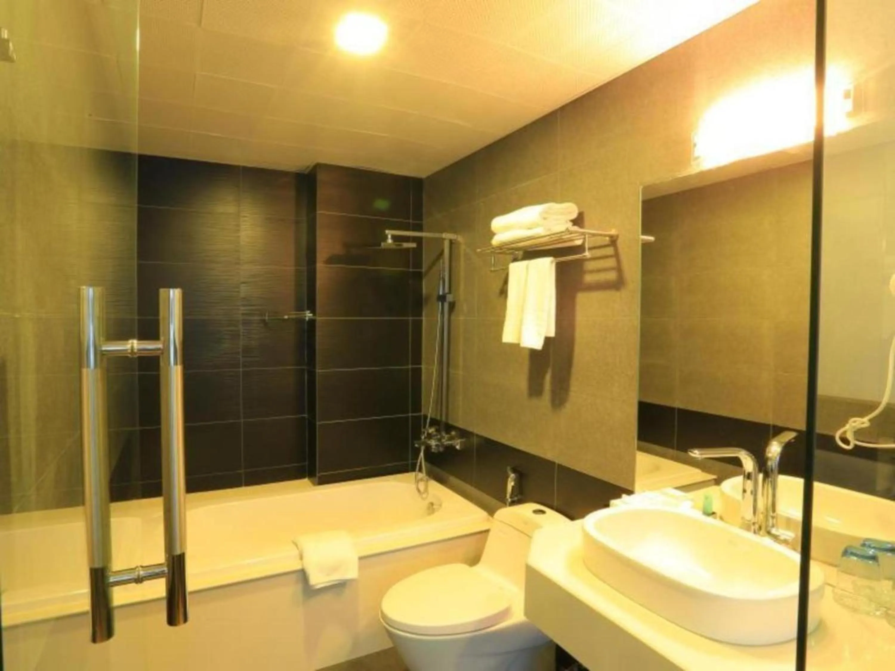 Bathroom in Collection O Le Grand Hanoi hotel - The Tryst