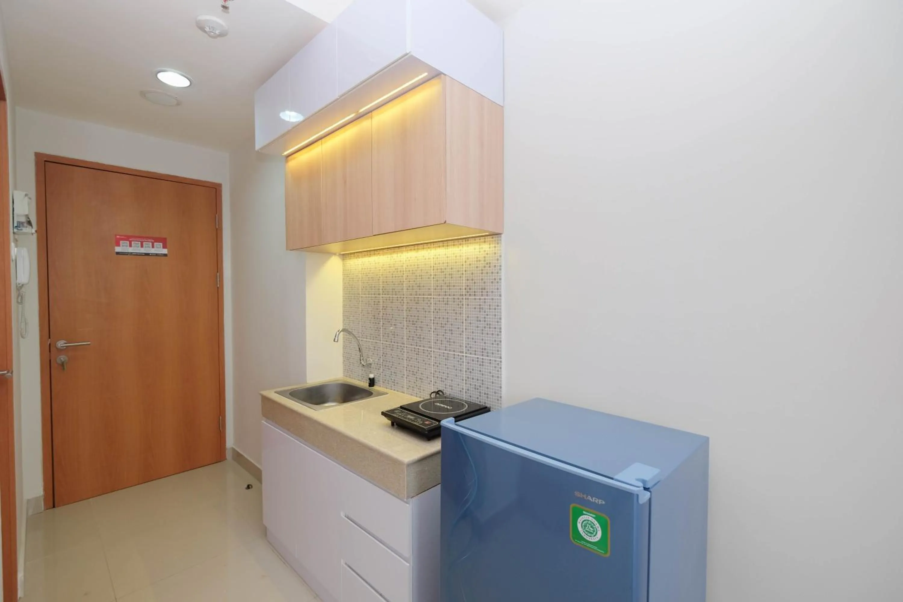 Kitchen or kitchenette in Pleasurable Studio at Evenciio Apartment near Campus Area By Travelio