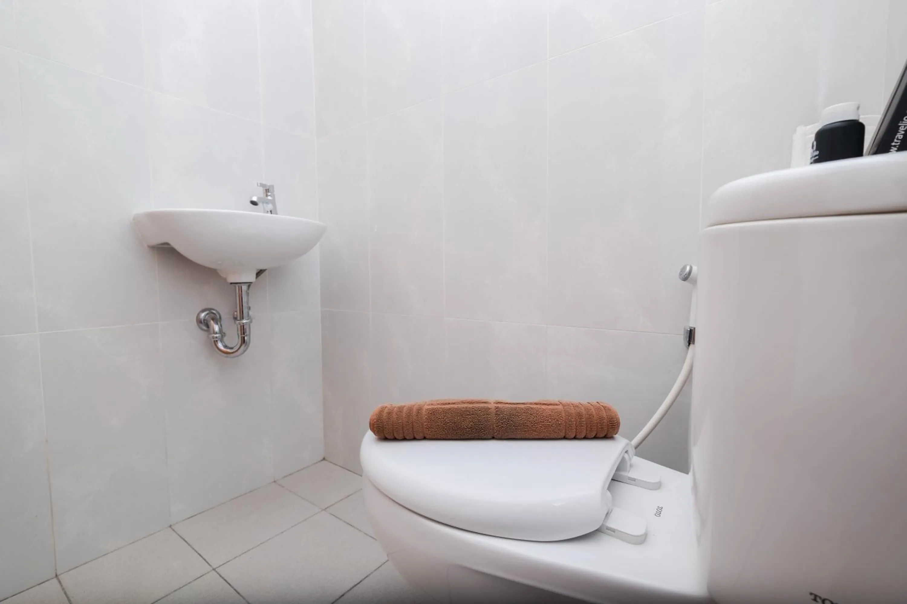 Bathroom in Pleasurable Studio at Evenciio Apartment near Campus Area By Travelio