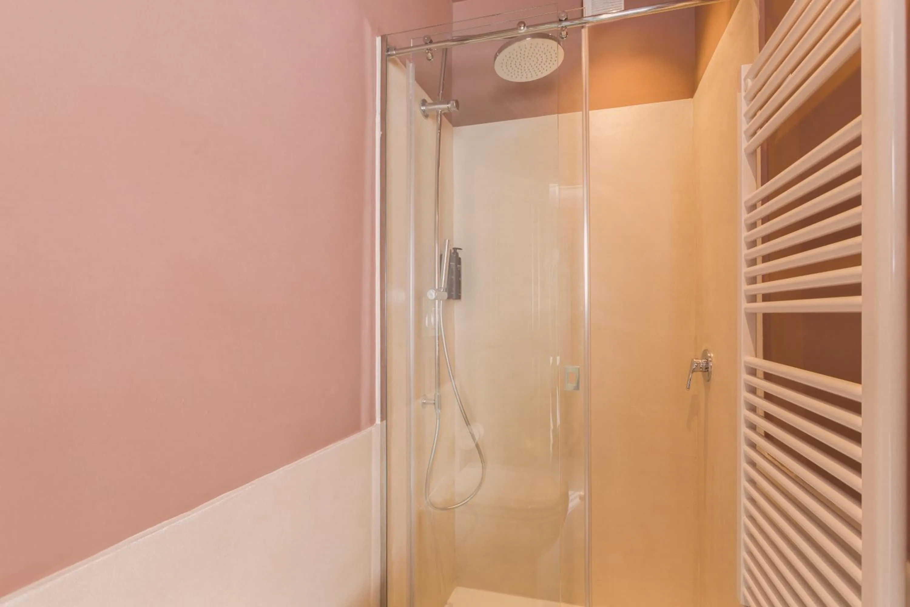 Shower in Barberini Retreat Boutique Hotel