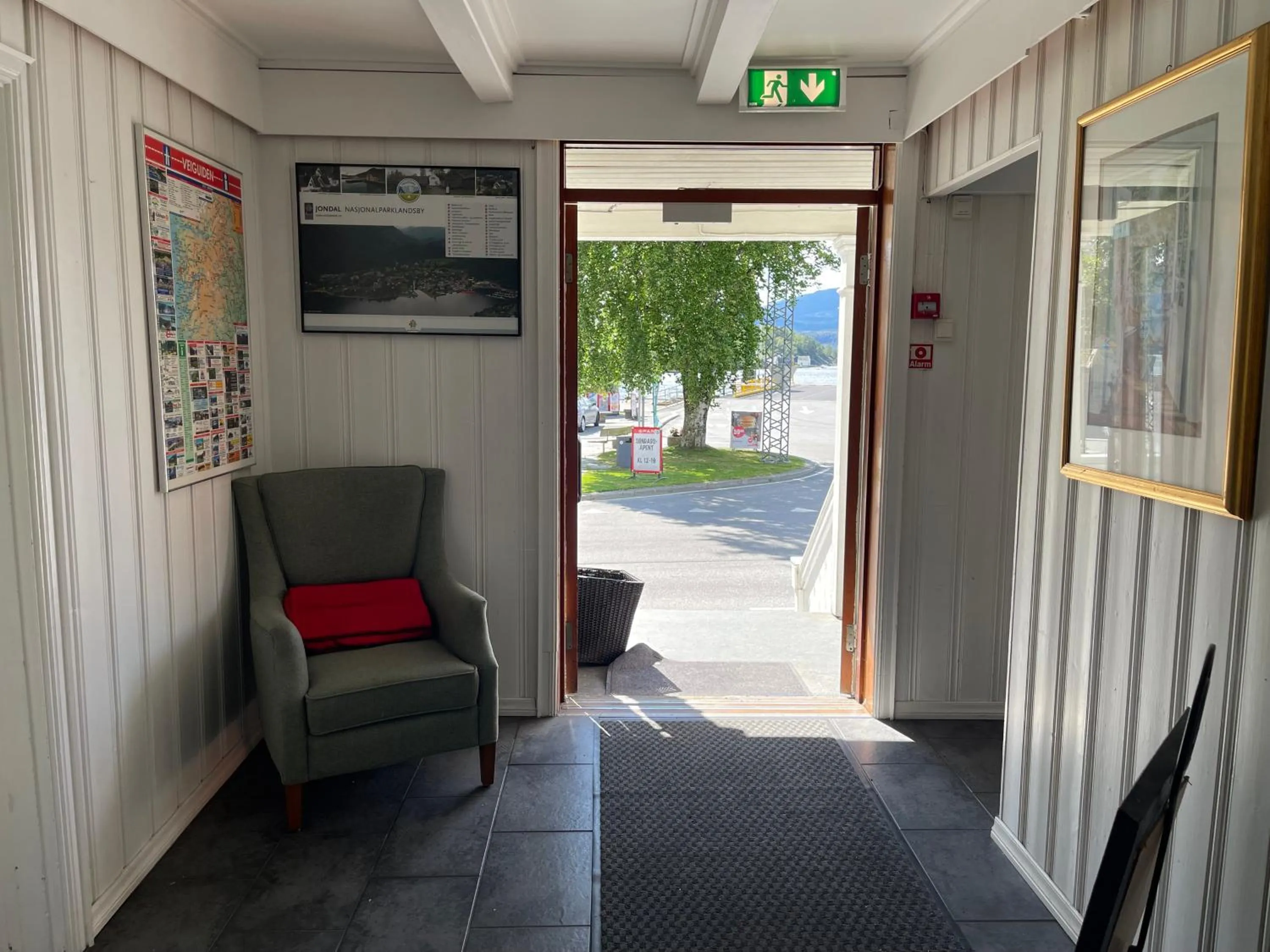 Facade/entrance in Jondal Hotel