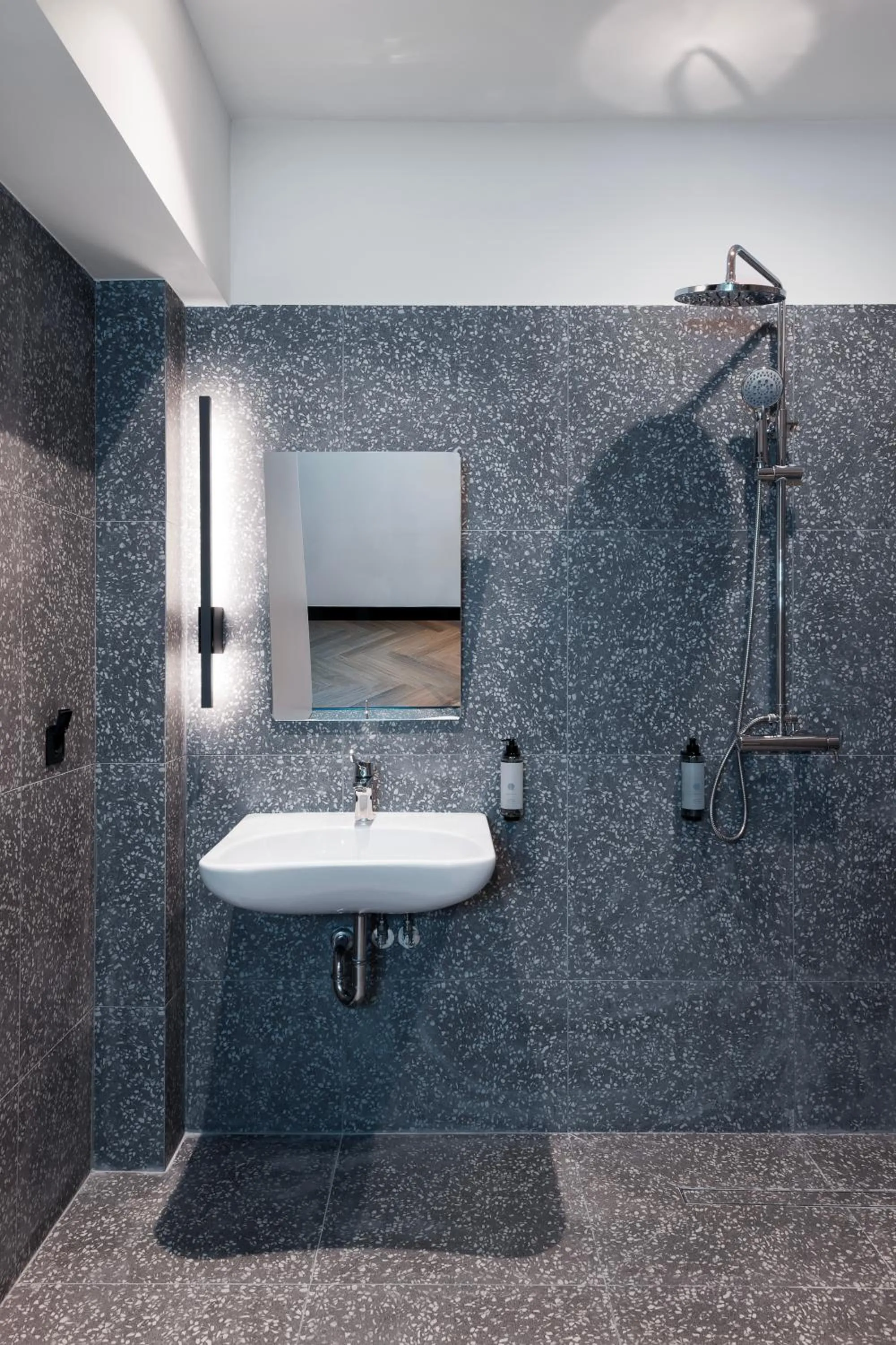 Shower in Retroverse Eccentric Stay