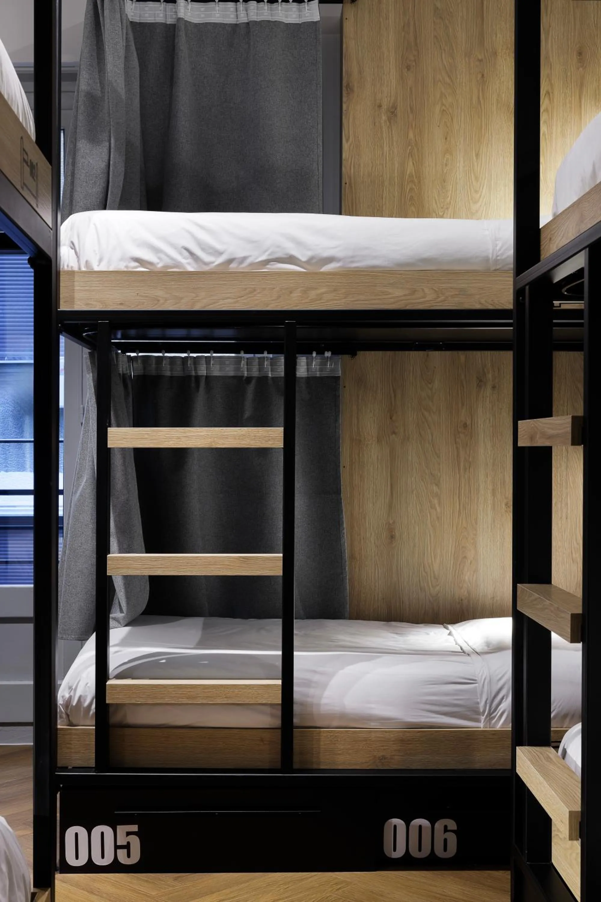 Bed in Retroverse Eccentric Stay