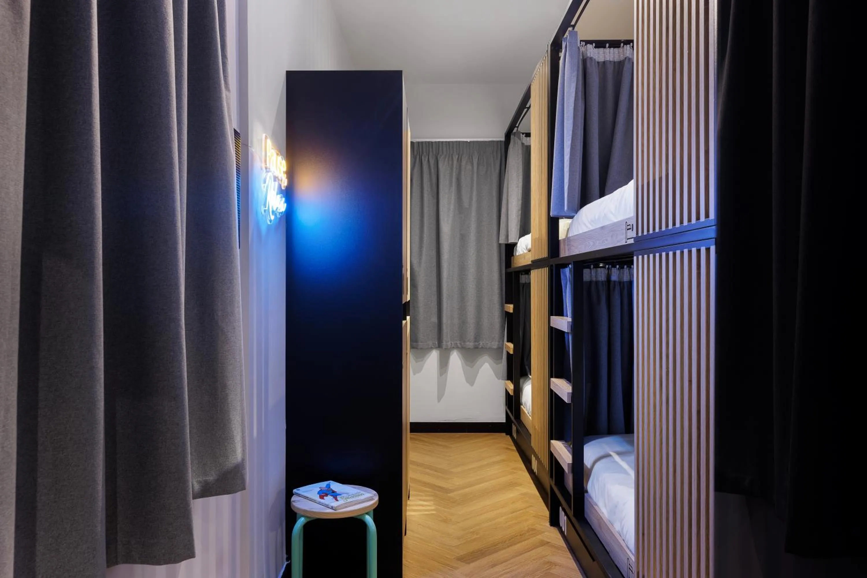 Bed in Retroverse Eccentric Stay