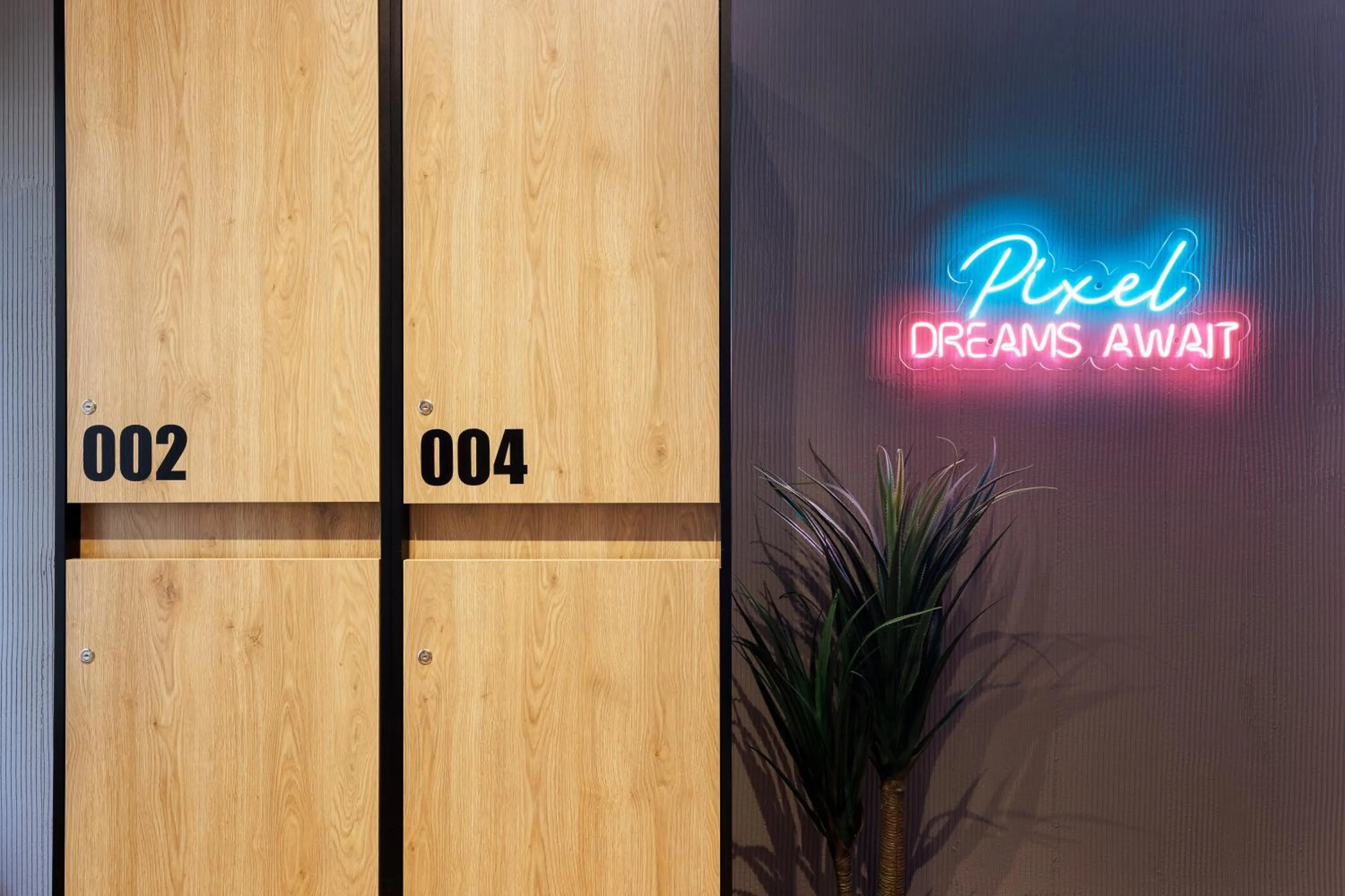 Decorative detail in Retroverse Eccentric Stay