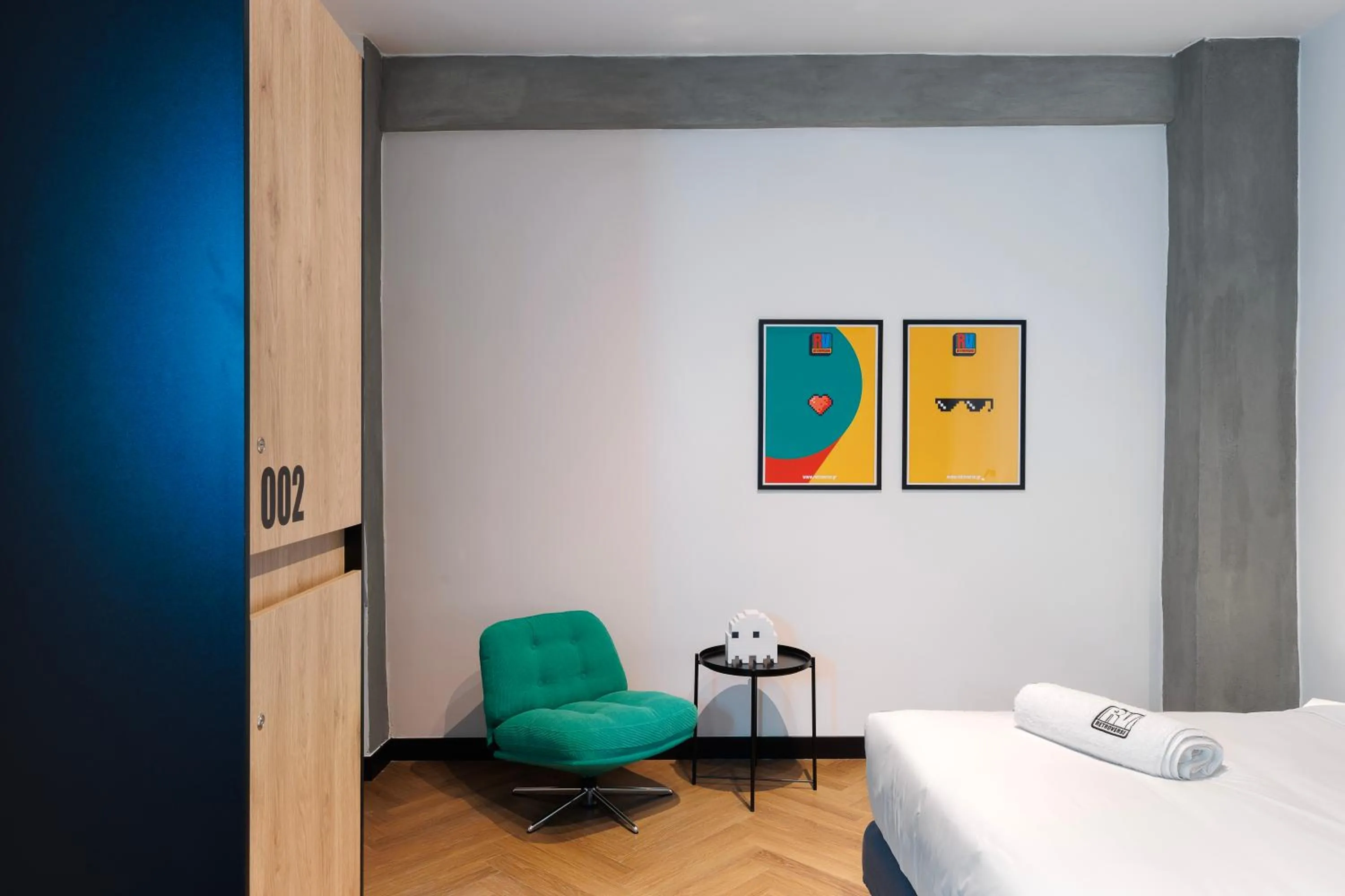 Bed in Retroverse Eccentric Stay