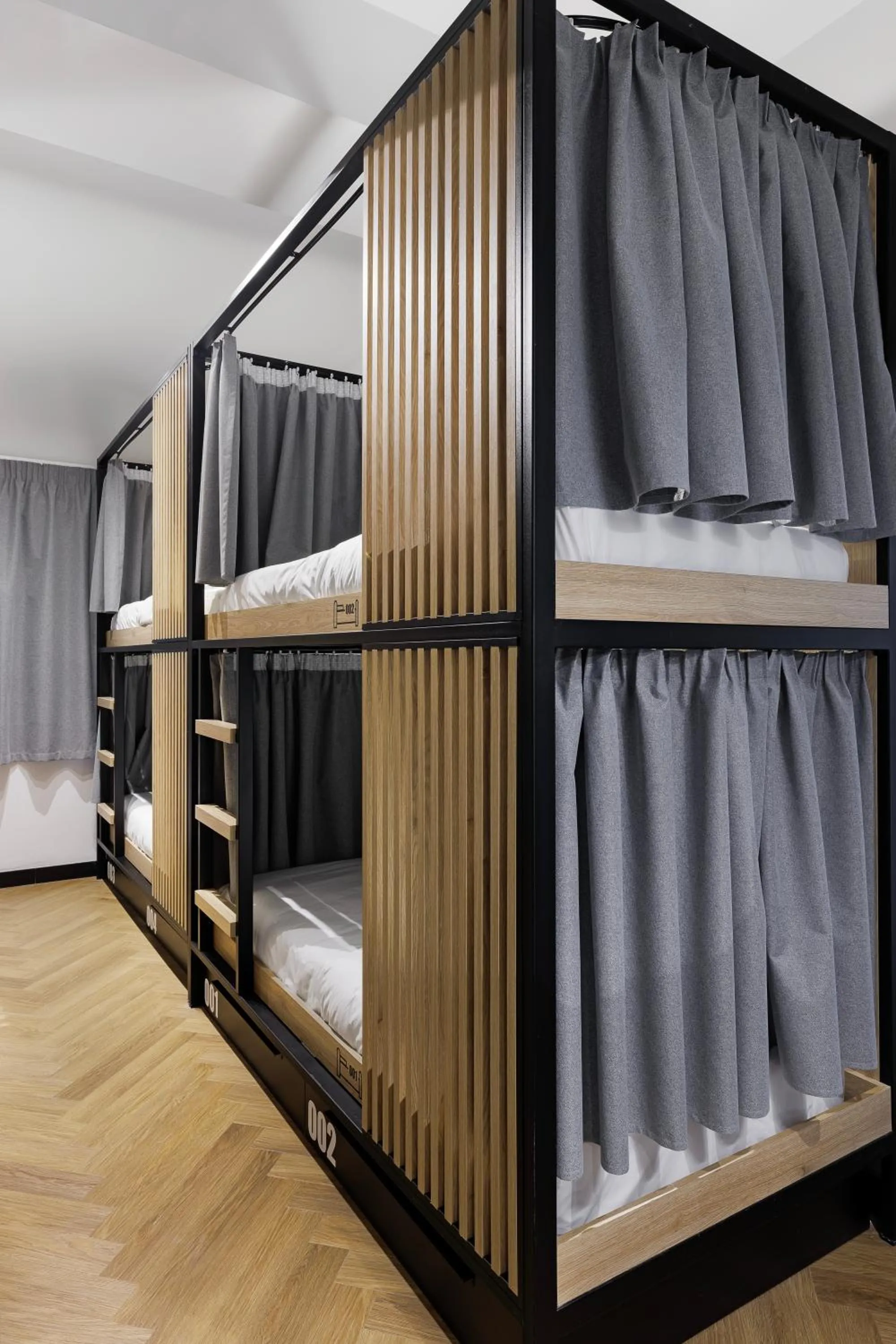 Bed in Retroverse Eccentric Stay