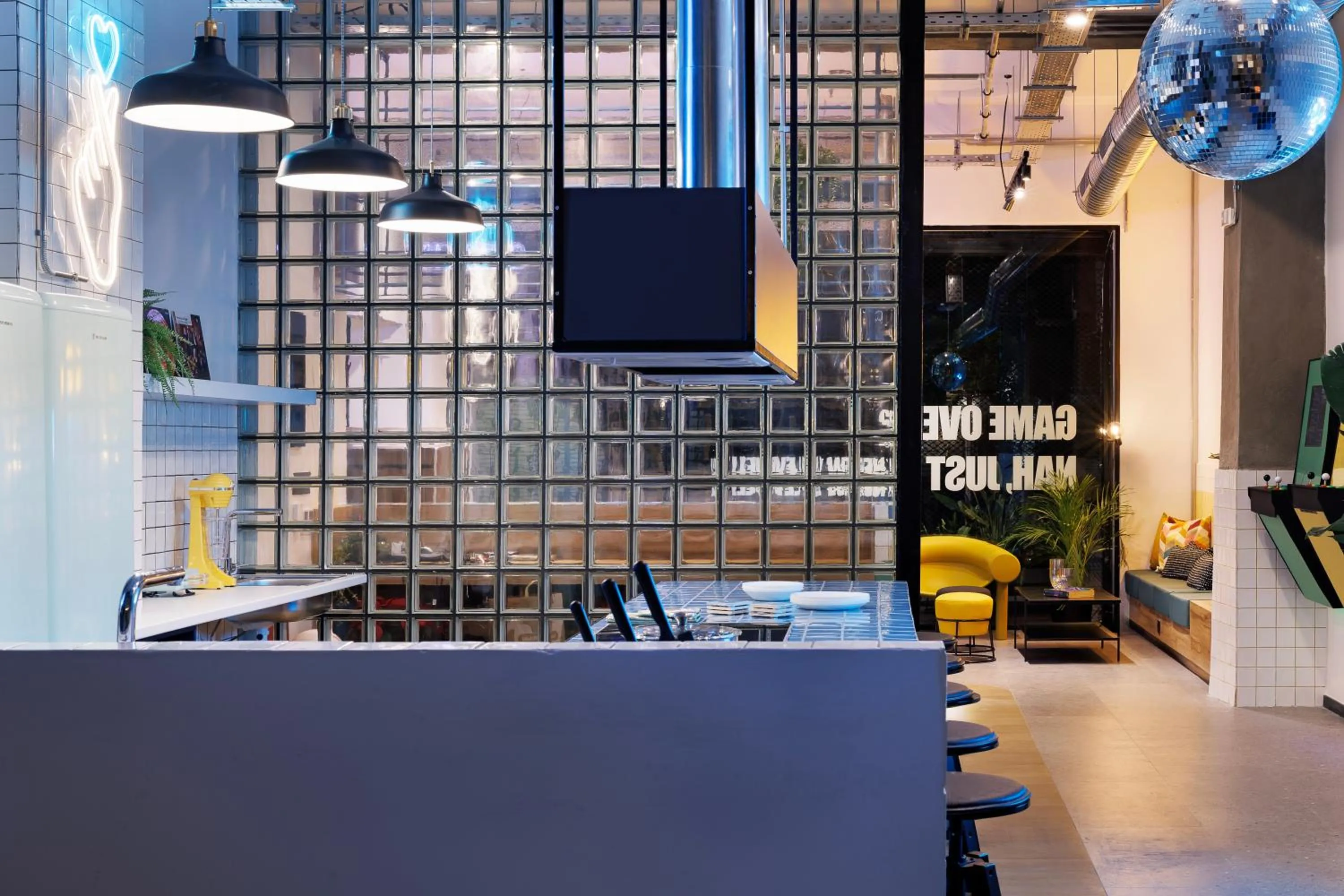 Kitchen or kitchenette in Retroverse Eccentric Stay