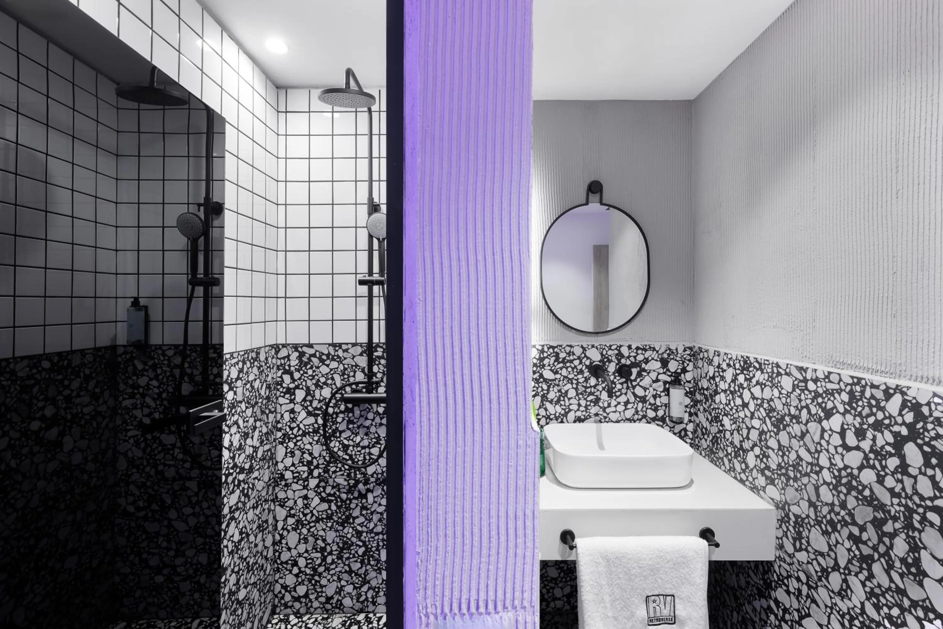 Shower in Retroverse Eccentric Stay